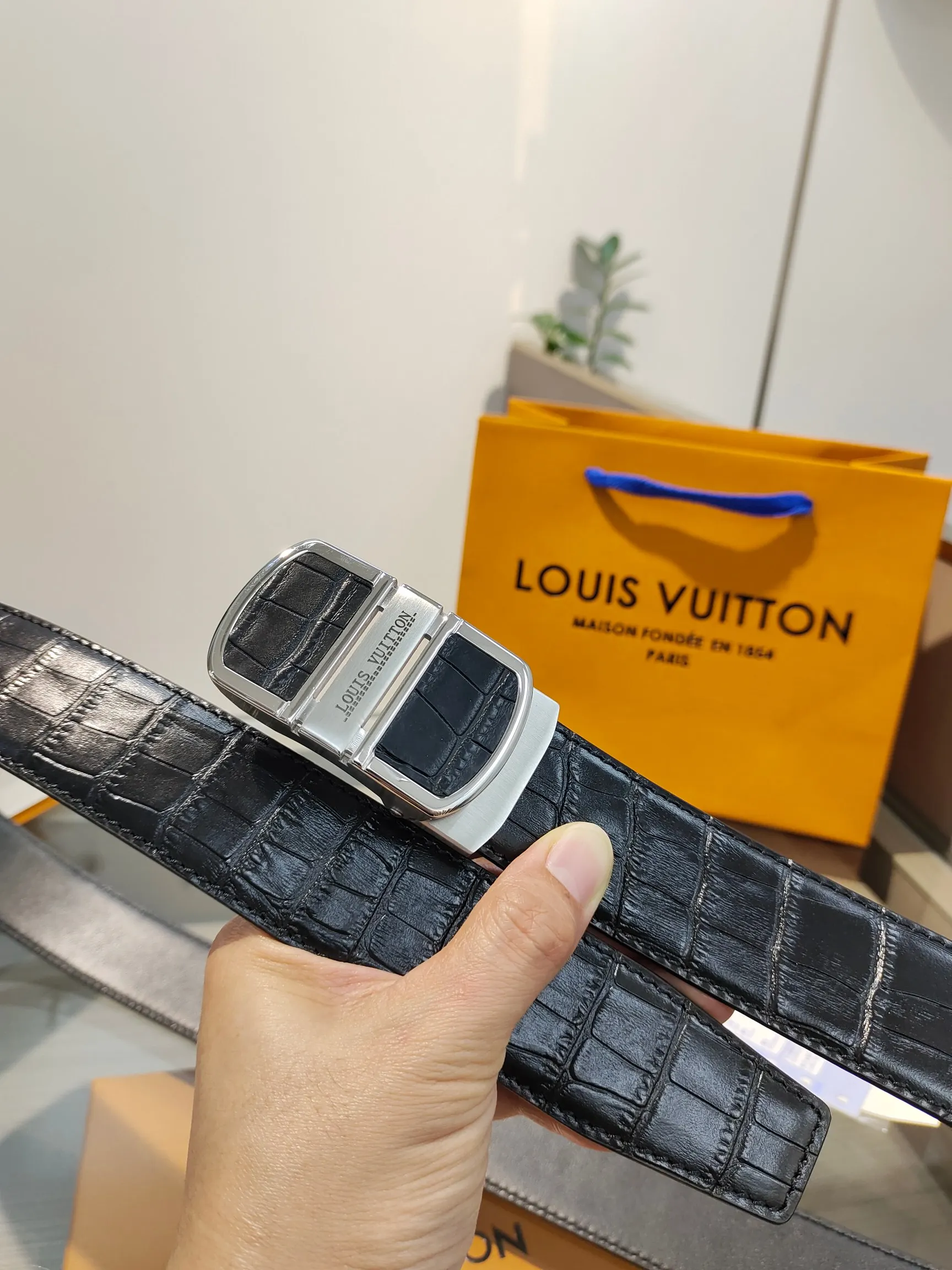 Louis Vuitton 35mm Width Men s Automatic Leather Belt, Automatic Smooth Buckle Waist Belt - Detail view 2