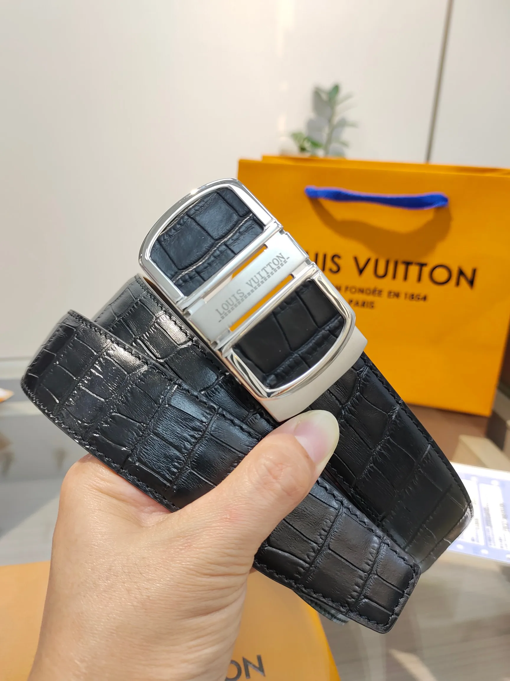Louis Vuitton 35mm Width Men s Automatic Leather Belt, Automatic Smooth Buckle Waist Belt - Detail view 3
