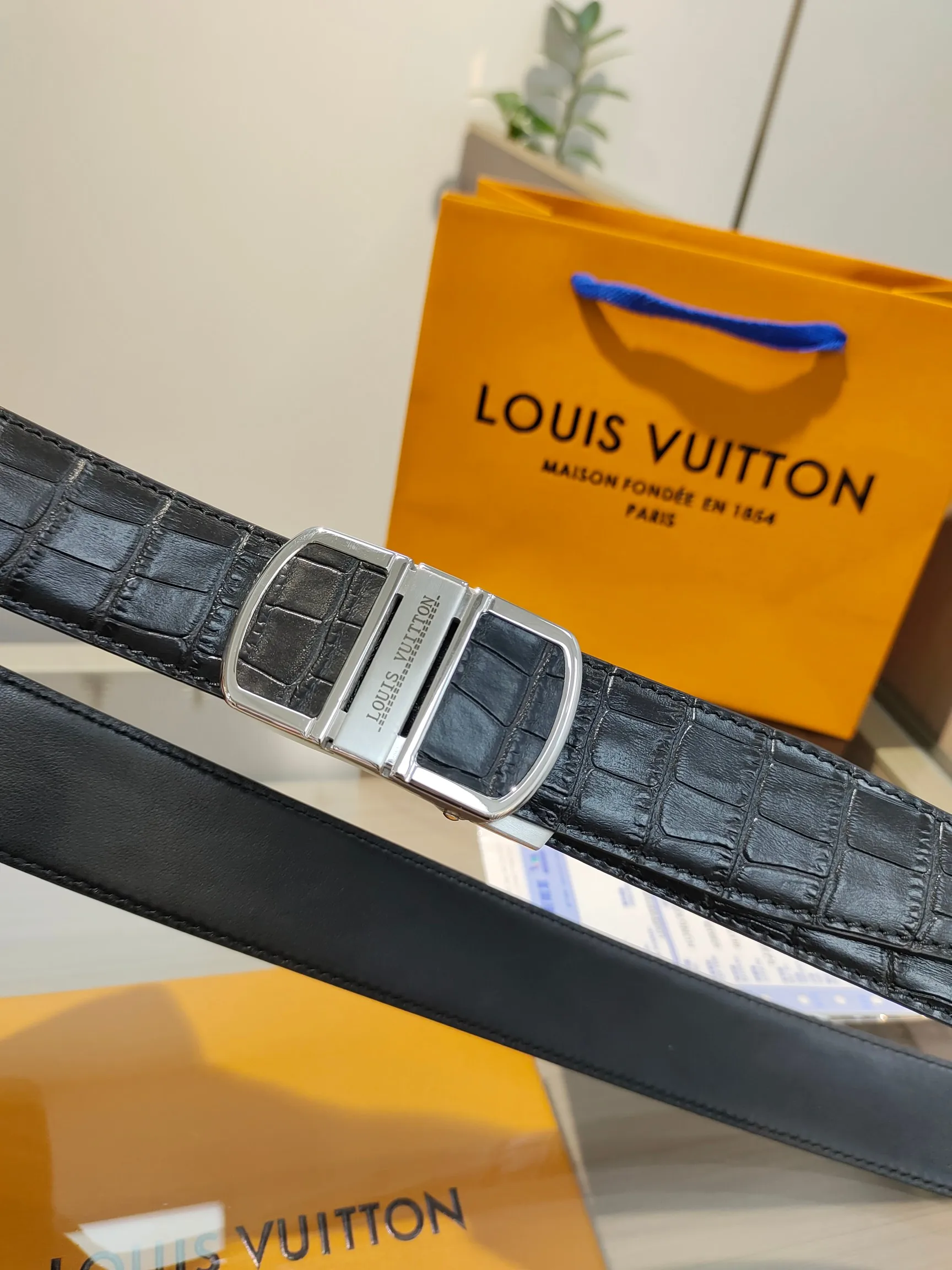 Louis Vuitton 35mm Width Men s Automatic Leather Belt, Automatic Smooth Buckle Waist Belt - Detail view 4