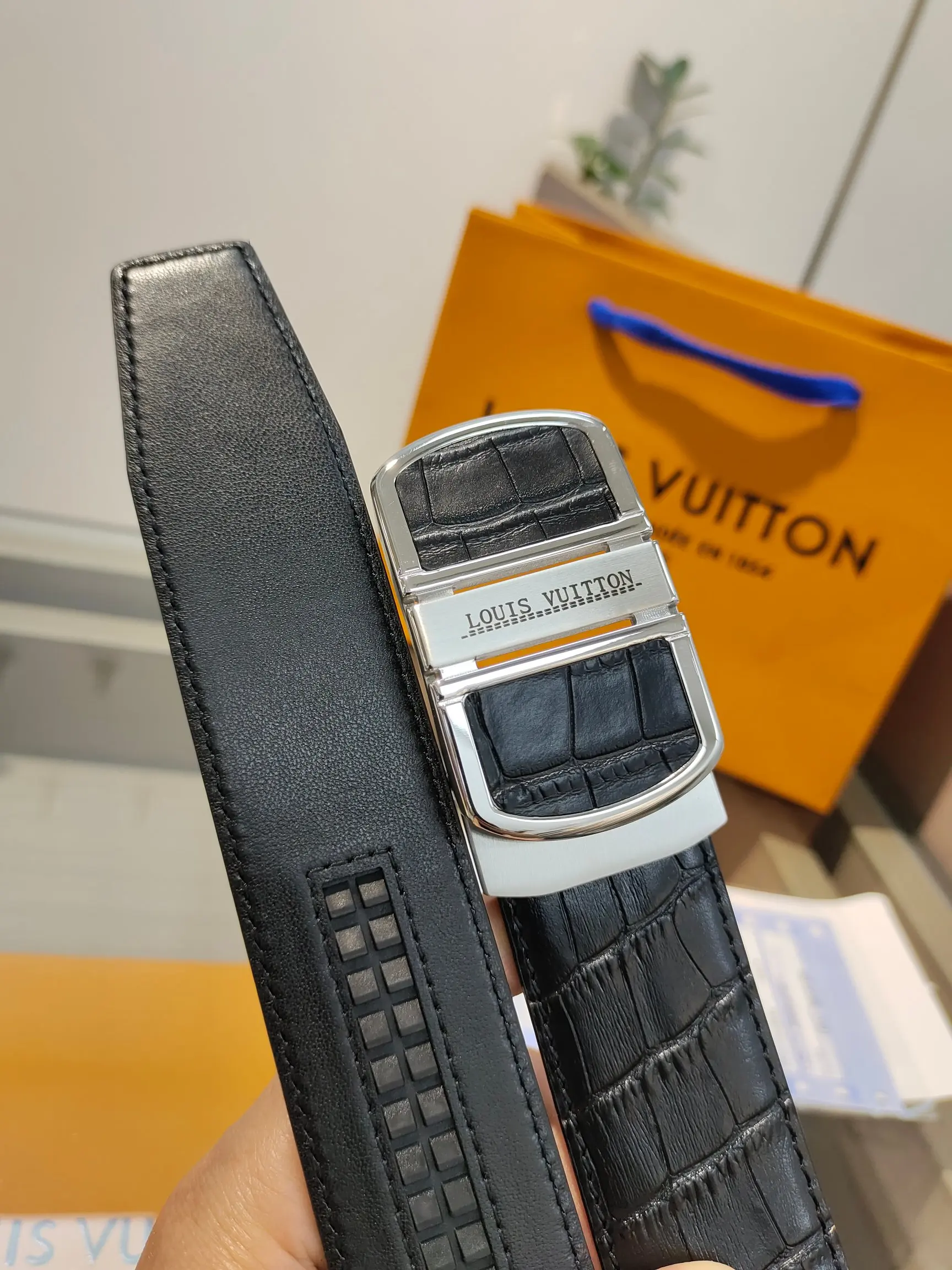 Louis Vuitton 35mm Width Men s Automatic Leather Belt, Automatic Smooth Buckle Waist Belt - Detail view 5