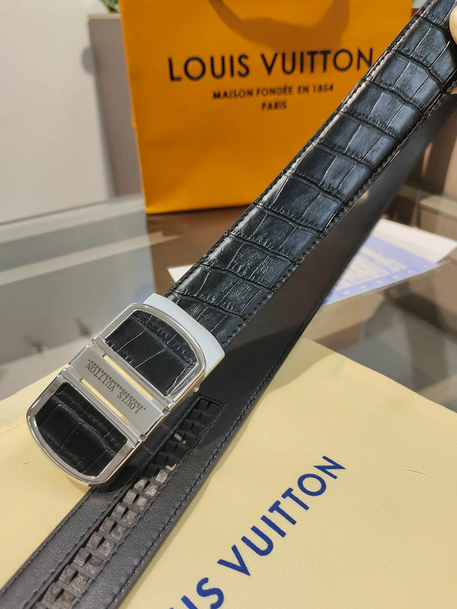 Louis Vuitton 35mm Width Men s Automatic Leather Belt, Automatic Smooth Buckle Waist Belt - Detail view 6