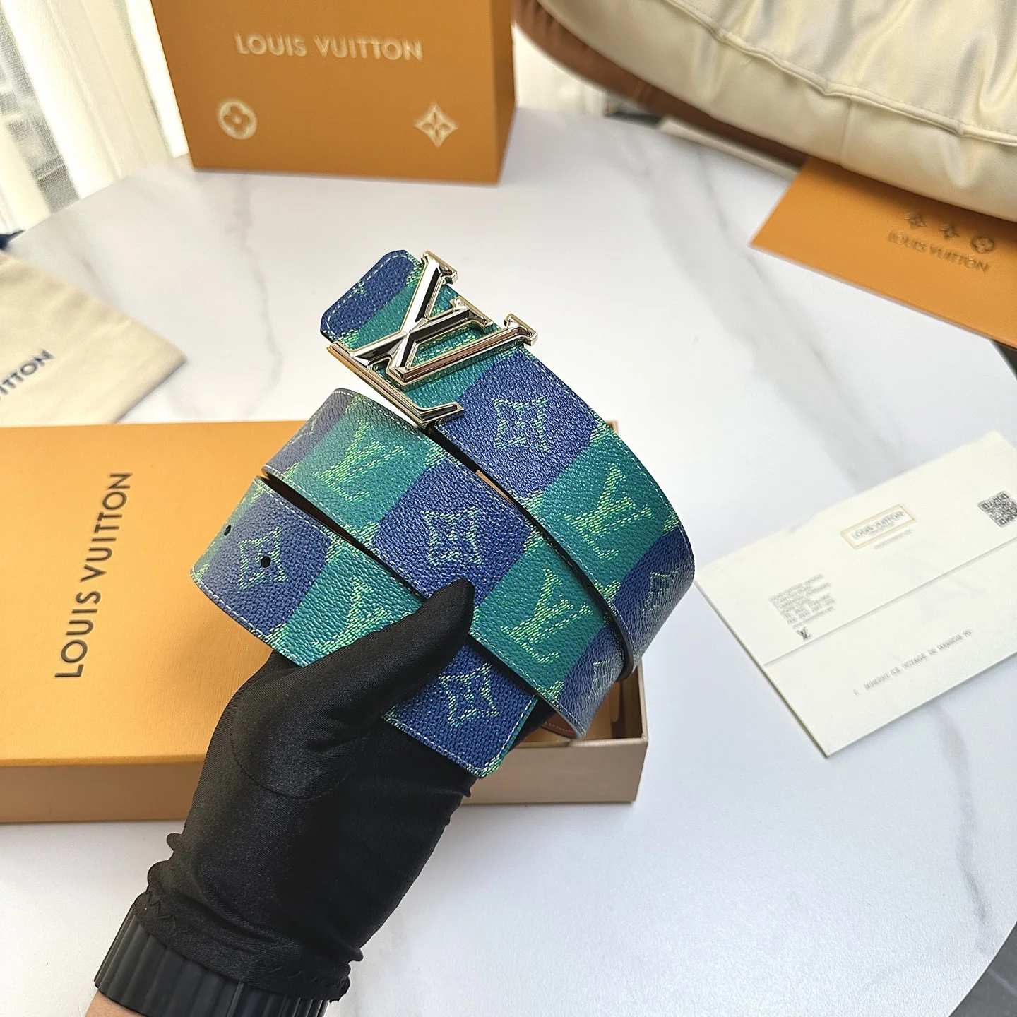 Louis Vuitton 40mm wide reversible men s leather belt - Detail view 2