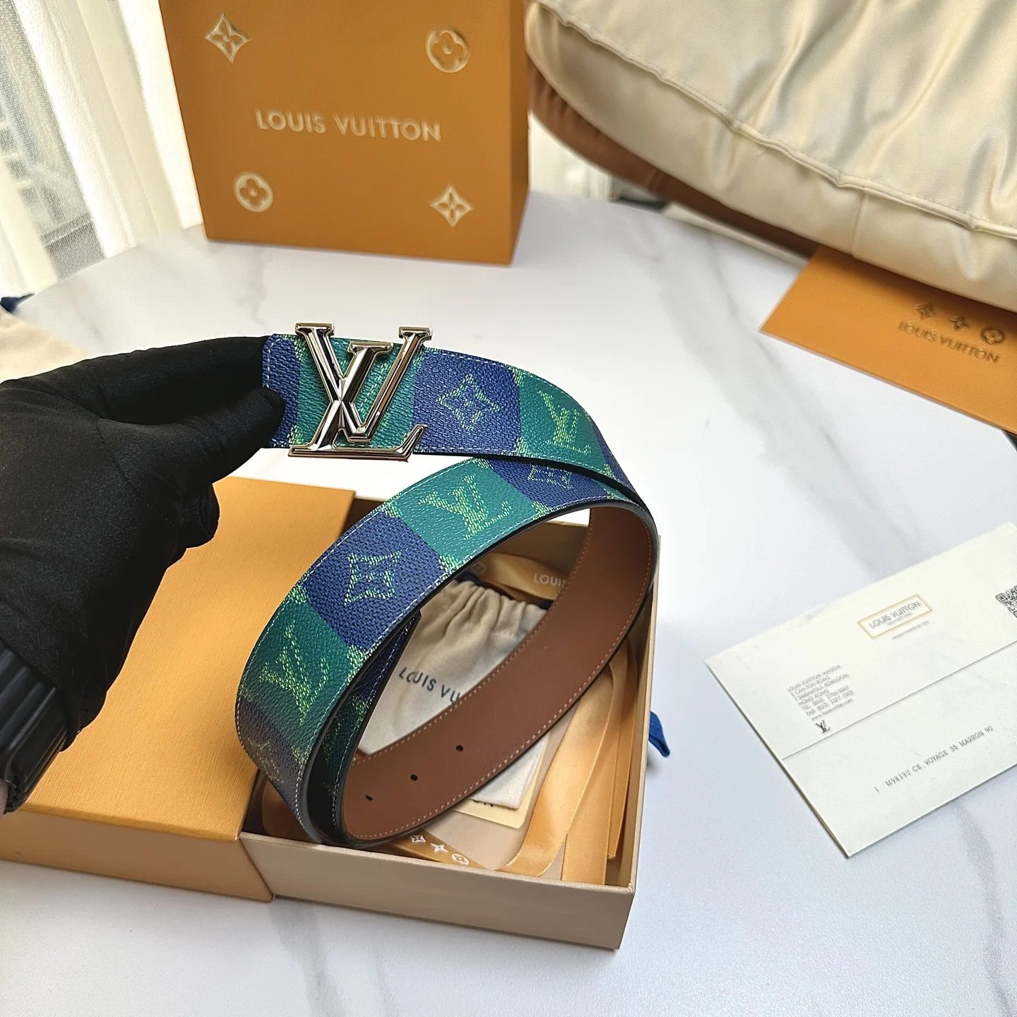 Louis Vuitton 40mm wide reversible men s leather belt - Detail view 3