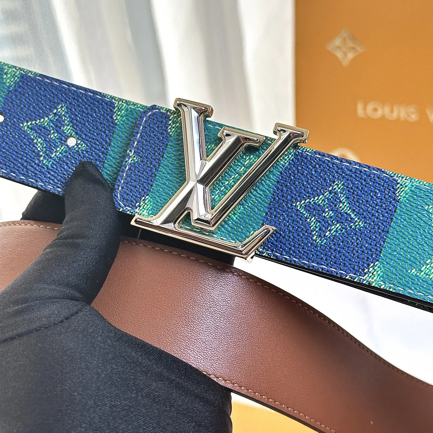 Louis Vuitton 40mm wide reversible men s leather belt - Detail view 4