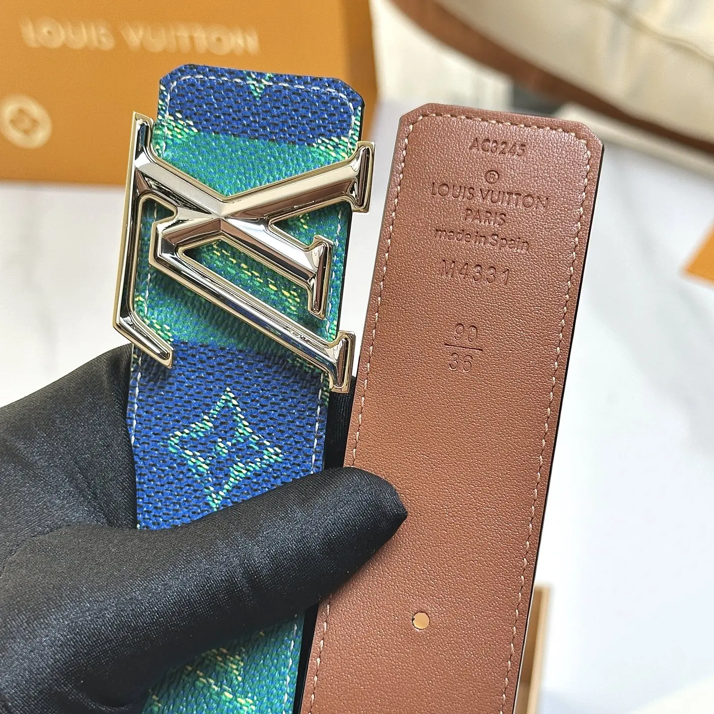Louis Vuitton 40mm wide reversible men s leather belt - Detail view 6