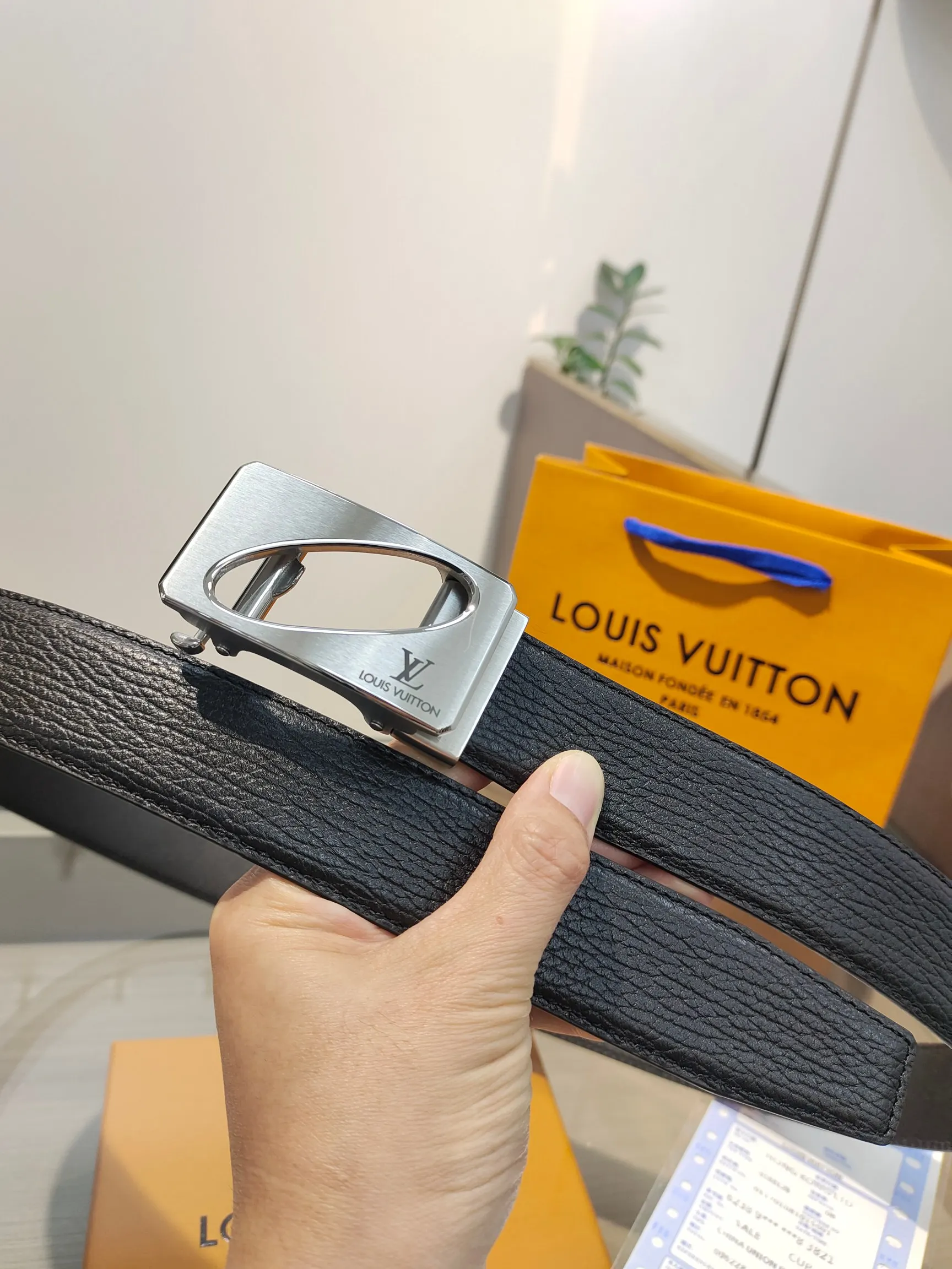 Louis Vuitton 35mm width men s automatic leather belt, automatic smooth buckle belt - Detail view 2