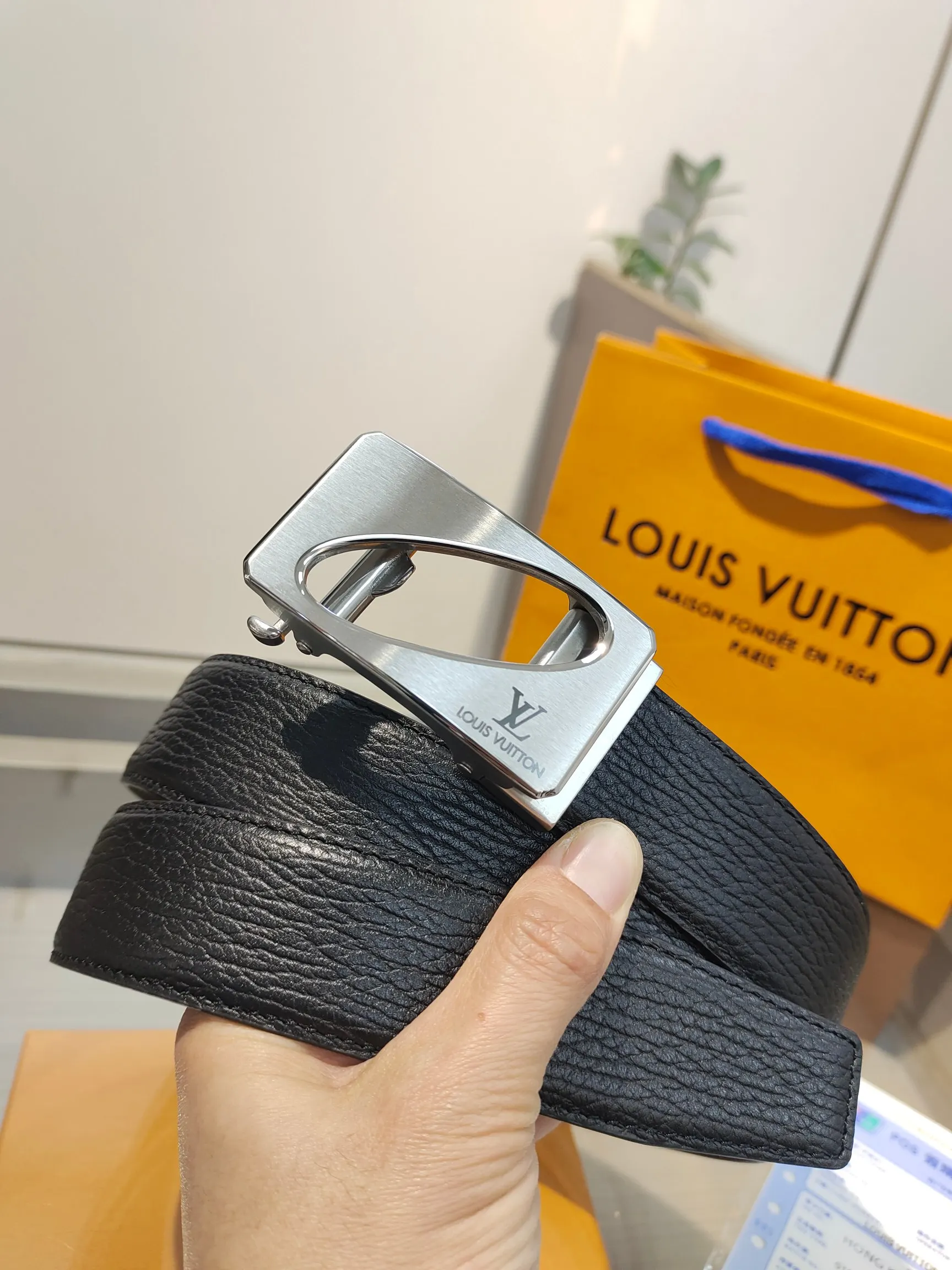 Louis Vuitton 35mm width men s automatic leather belt, automatic smooth buckle belt - Detail view 3