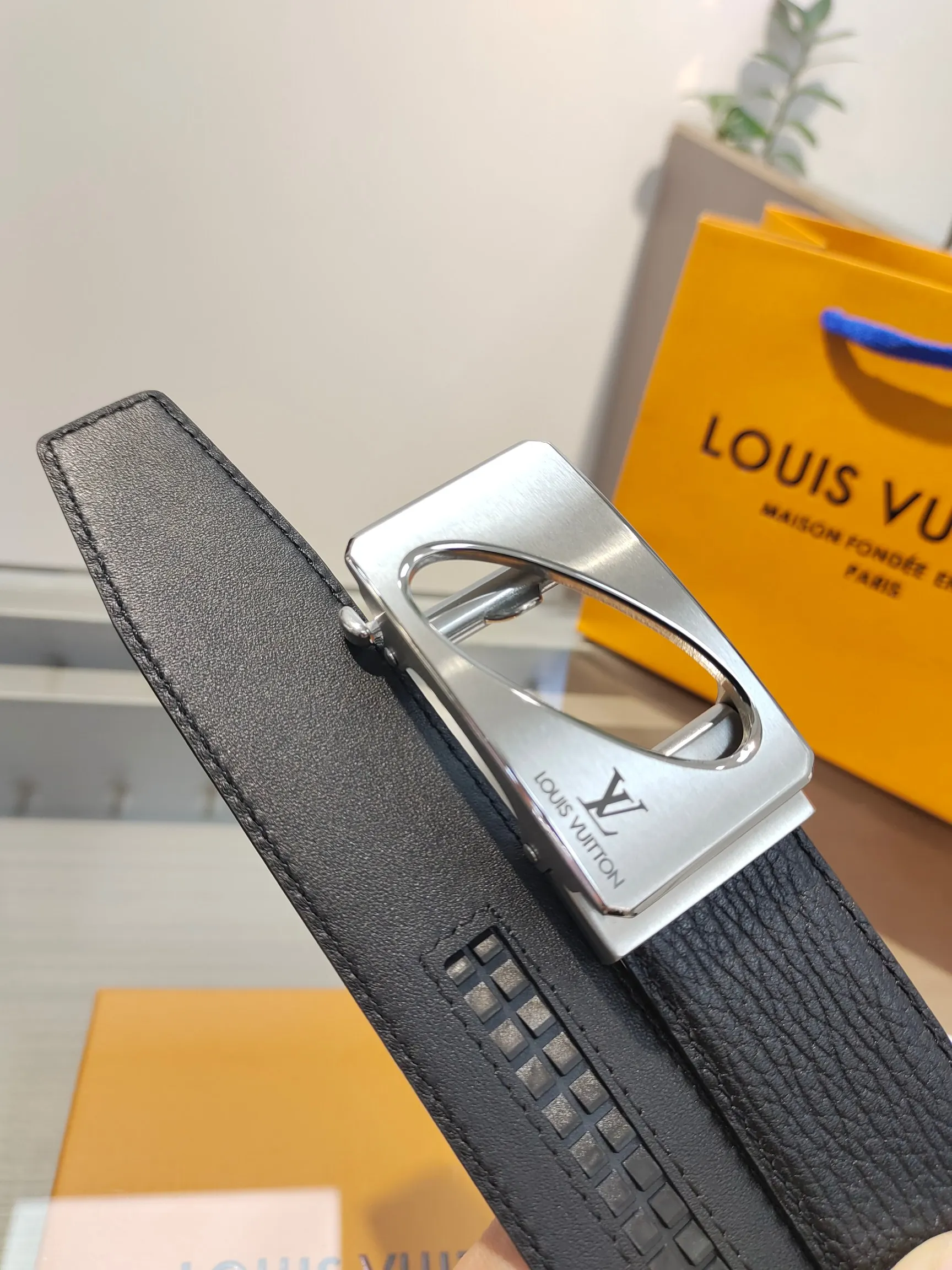 Louis Vuitton 35mm width men s automatic leather belt, automatic smooth buckle belt - Detail view 4