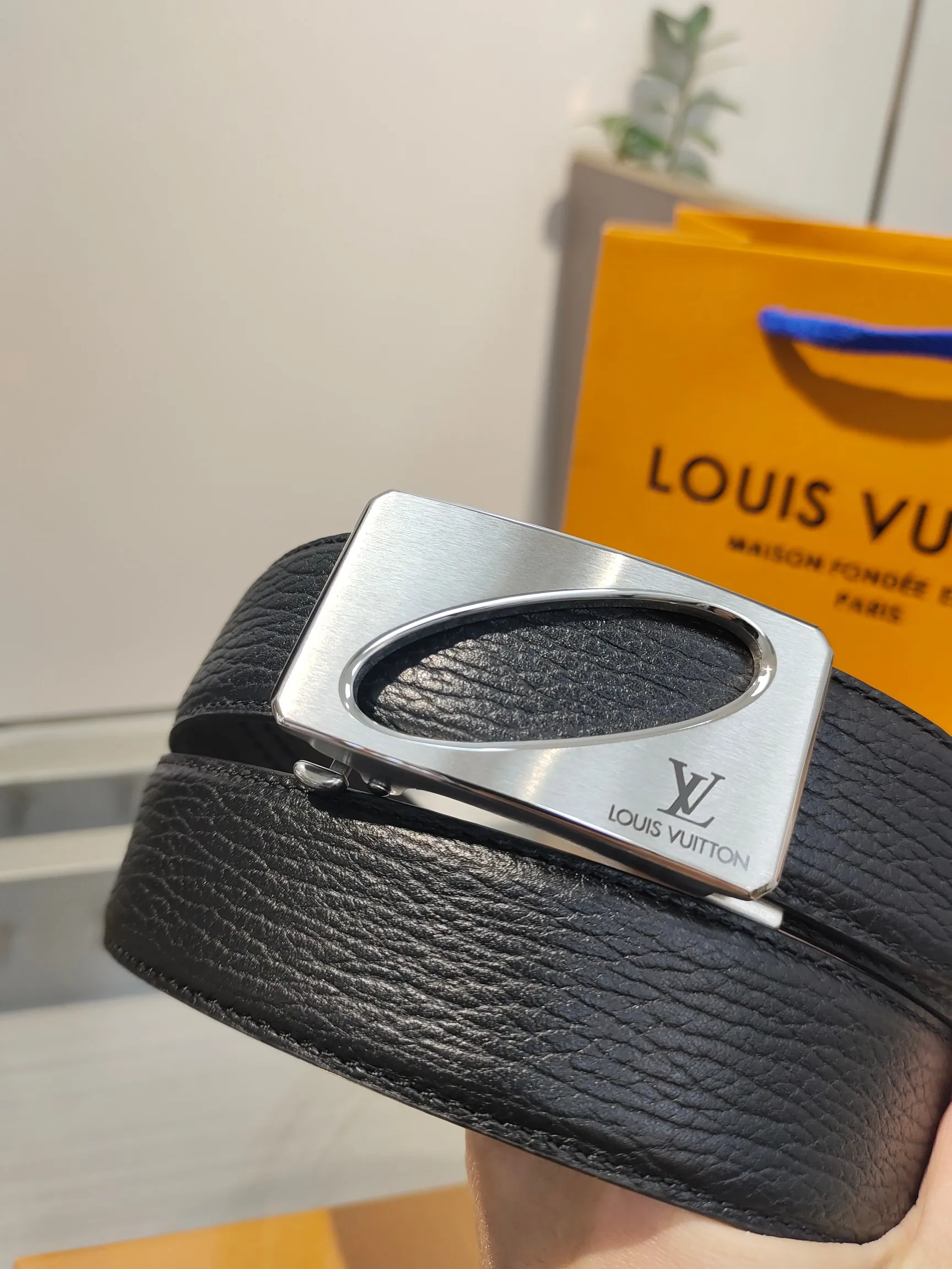 Louis Vuitton 35mm width men s automatic leather belt, automatic smooth buckle belt - Detail view 5