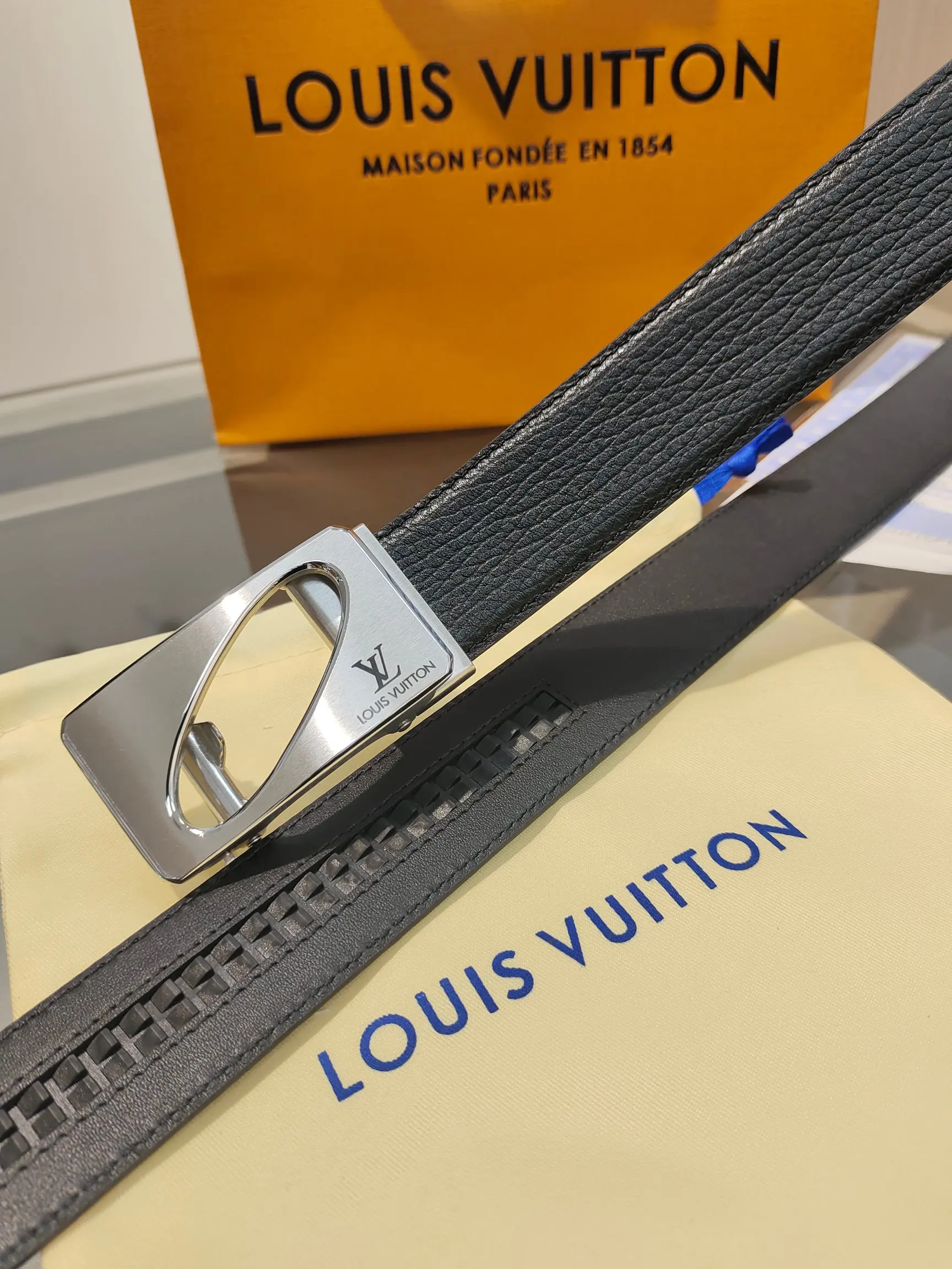 Louis Vuitton 35mm width men s automatic leather belt, automatic smooth buckle belt - Detail view 6