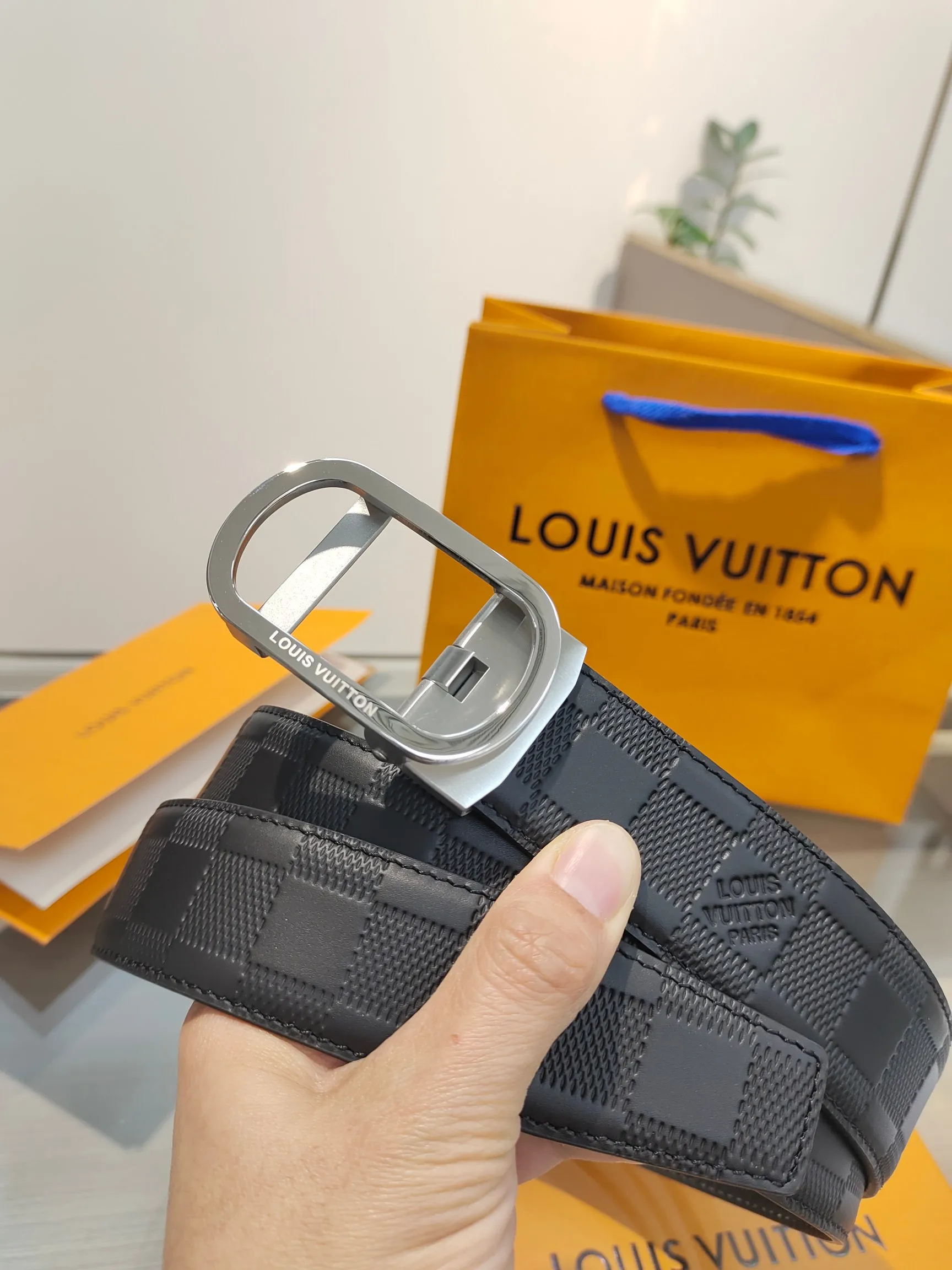 Louis Vuitton 35mm Width Men s Automatic Leather Belt, Automatic Smooth Buckle Waist Belt - Detail view 3
