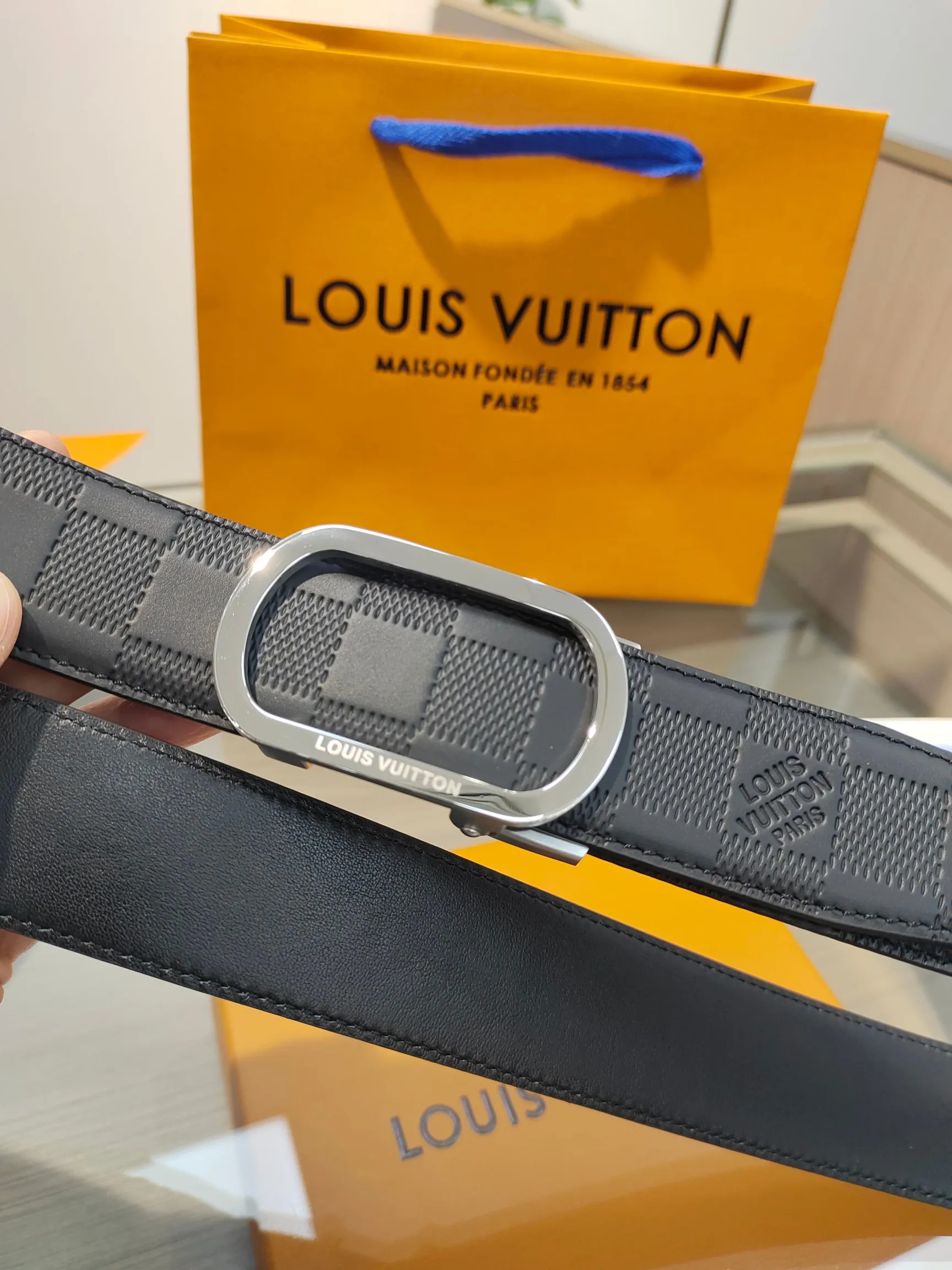 Louis Vuitton 35mm Width Men s Automatic Leather Belt, Automatic Smooth Buckle Waist Belt - Detail view 4