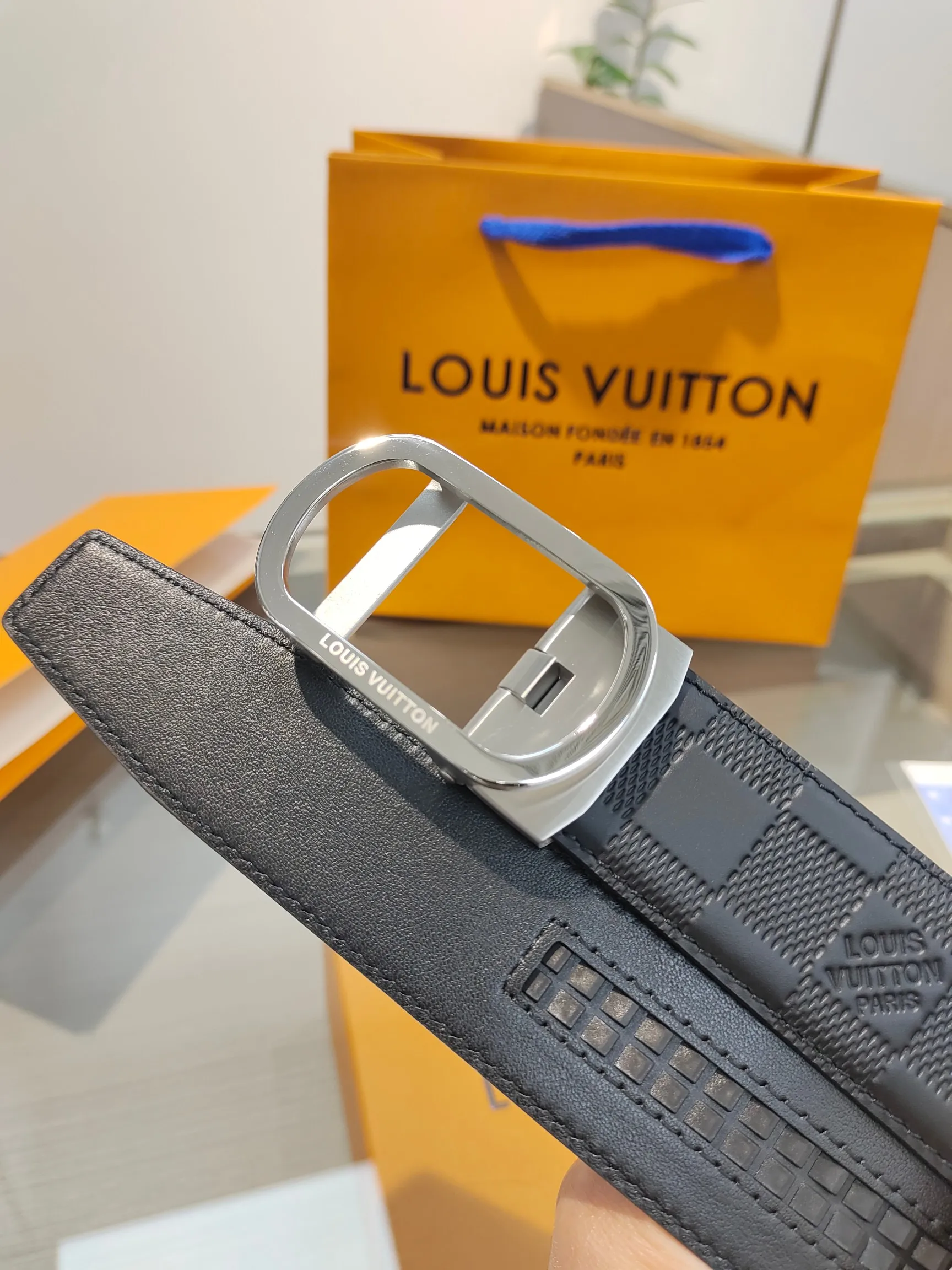 Louis Vuitton 35mm Width Men s Automatic Leather Belt, Automatic Smooth Buckle Waist Belt - Detail view 5