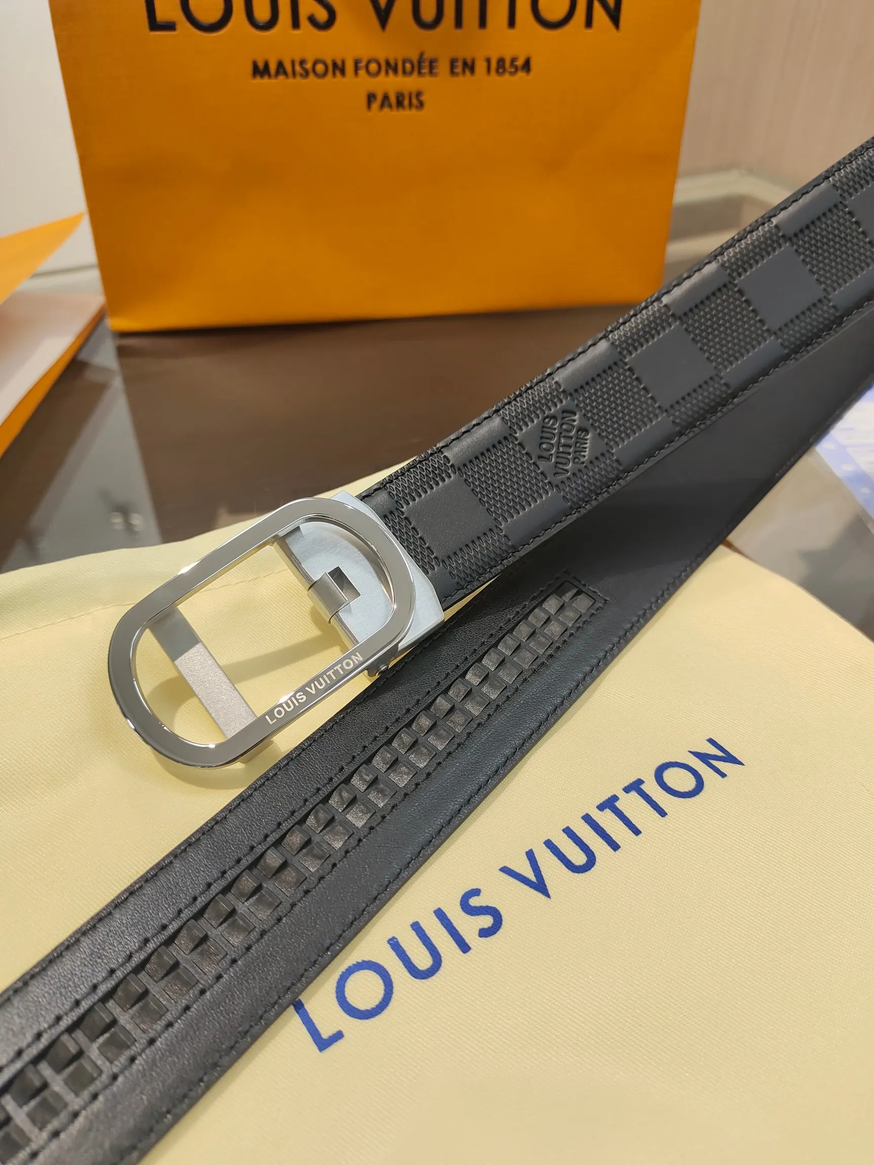 Louis Vuitton 35mm Width Men s Automatic Leather Belt, Automatic Smooth Buckle Waist Belt - Detail view 6