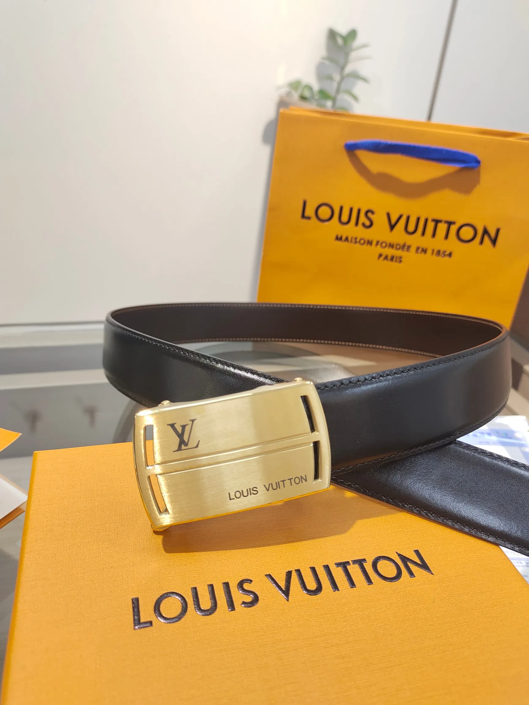 Louis Vuitton 35mm Width Men s Automatic Leather Belt, Automatic Smooth Buckle Waist Belt - Detail view 1