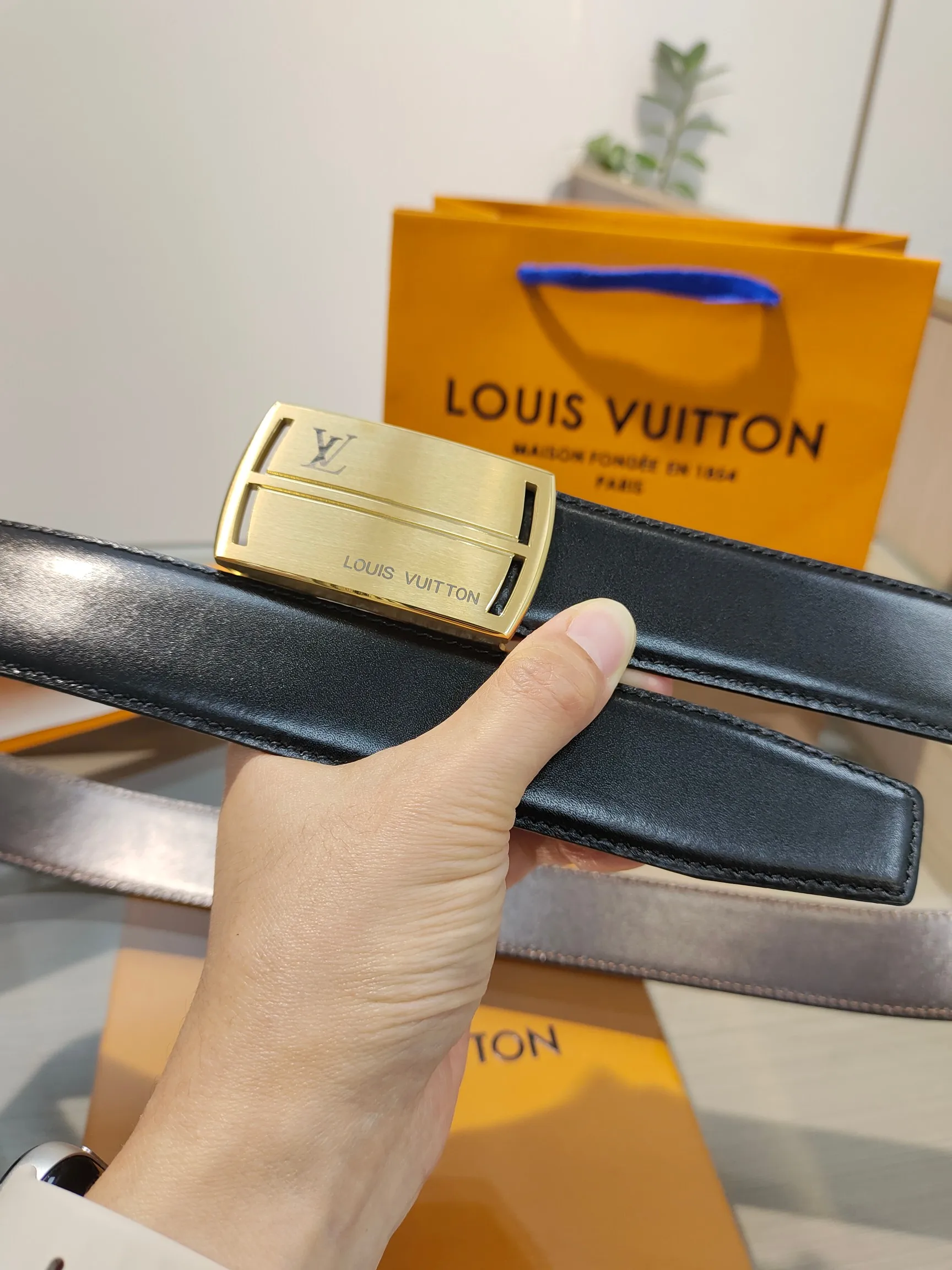 Louis Vuitton 35mm Width Men s Automatic Leather Belt, Automatic Smooth Buckle Waist Belt - Detail view 2