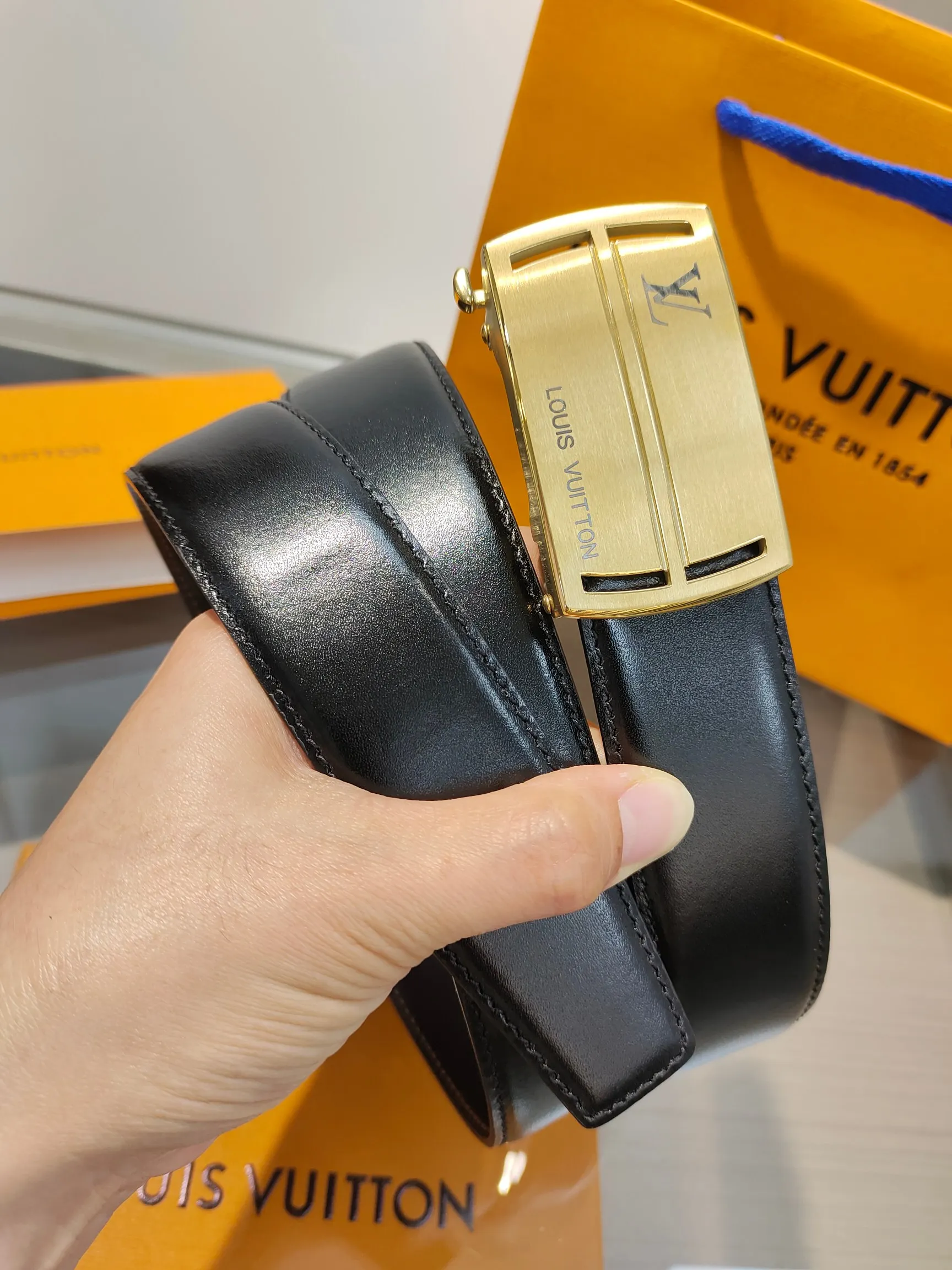 Louis Vuitton 35mm Width Men s Automatic Leather Belt, Automatic Smooth Buckle Waist Belt - Detail view 3