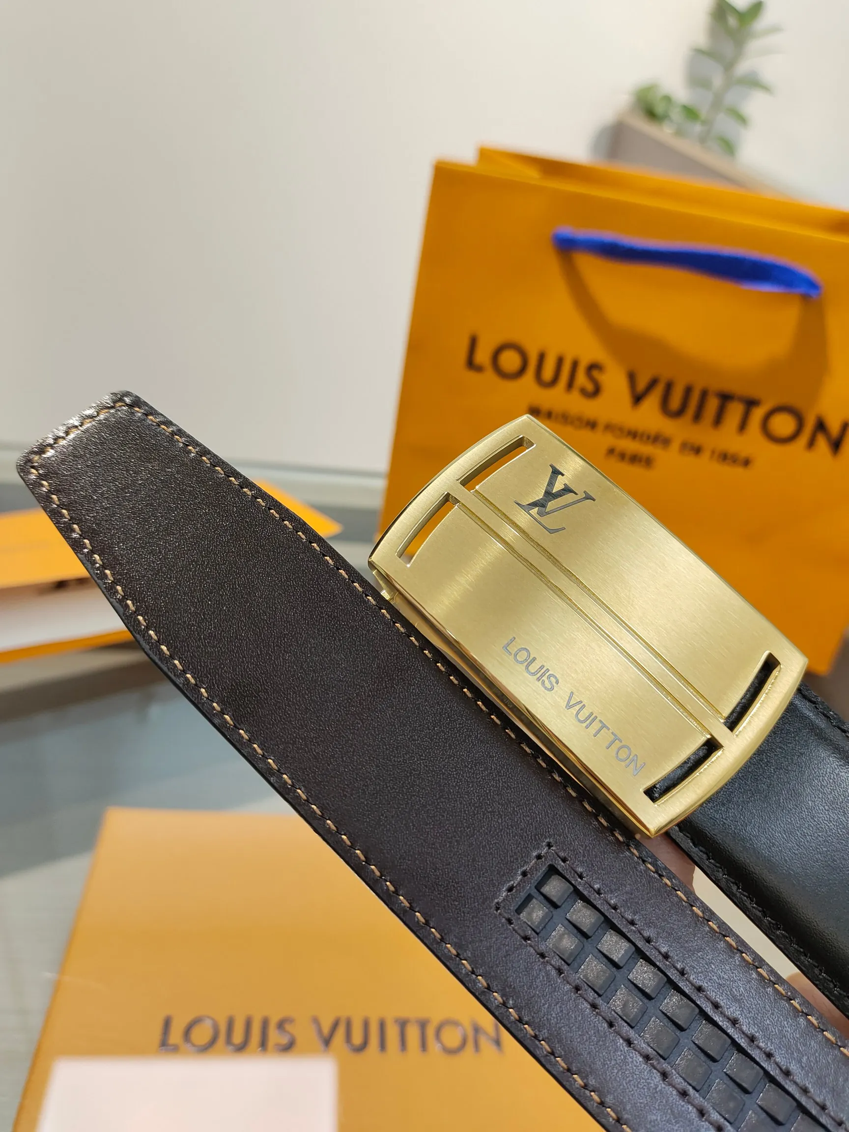 Louis Vuitton 35mm Width Men s Automatic Leather Belt, Automatic Smooth Buckle Waist Belt - Detail view 4