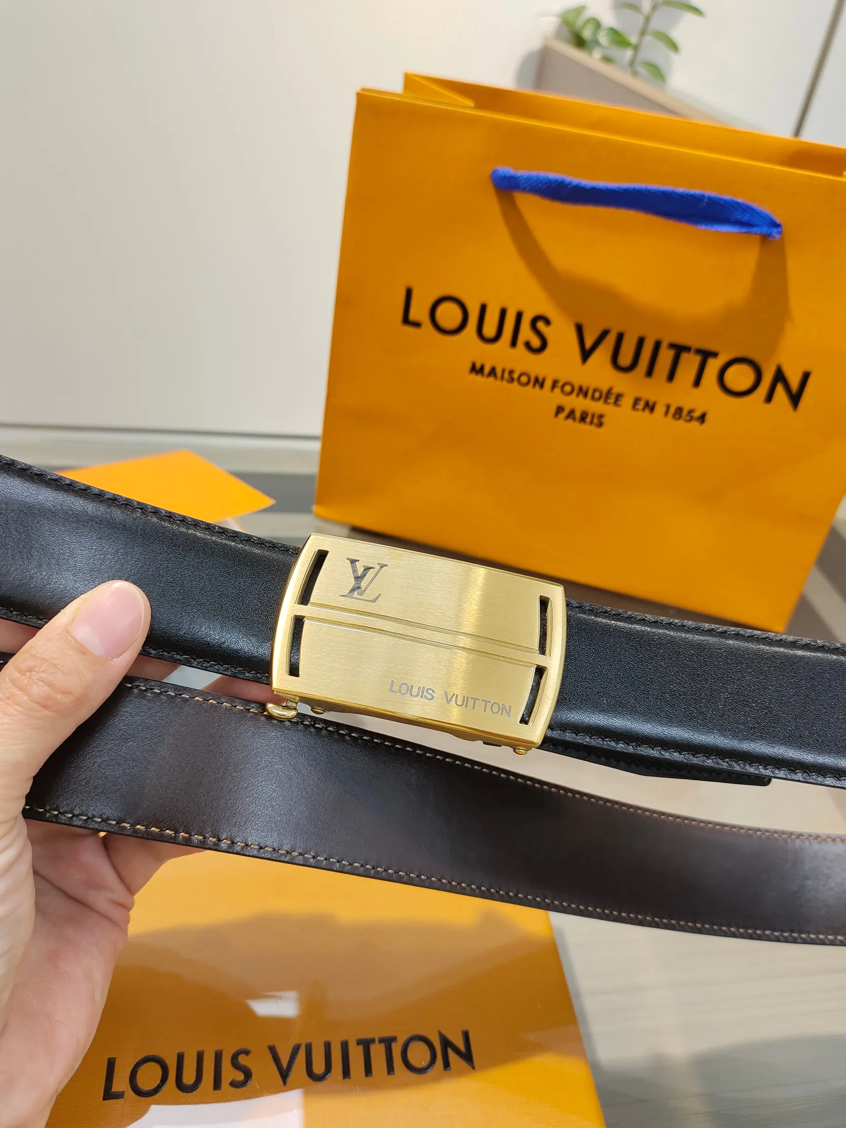 Louis Vuitton 35mm Width Men s Automatic Leather Belt, Automatic Smooth Buckle Waist Belt - Detail view 5