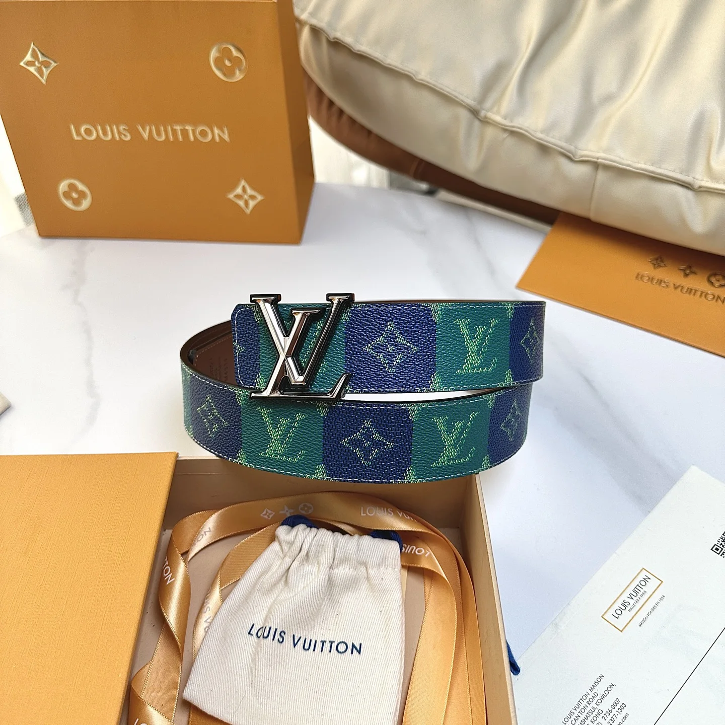 Louis Vuitton 40mm wide reversible men s leather belt - Detail view 1