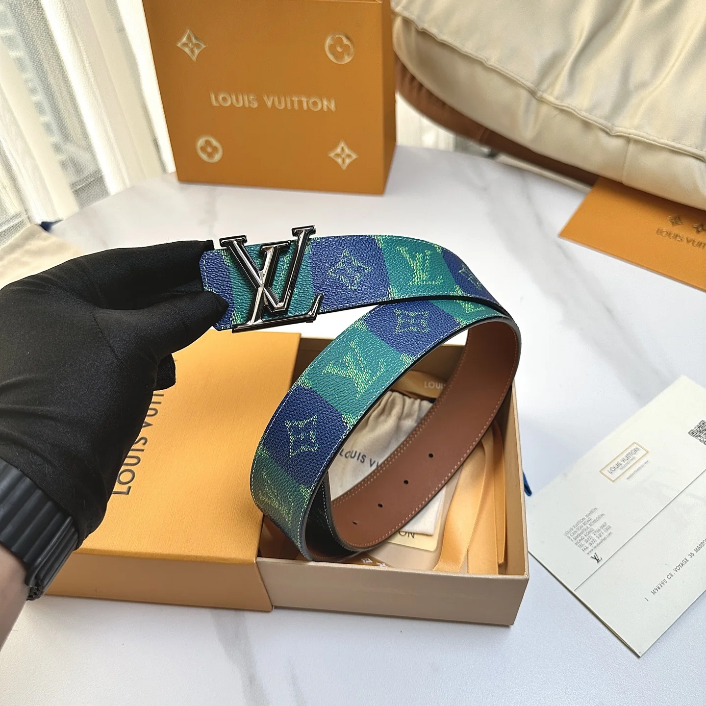 Louis Vuitton 40mm wide reversible men s leather belt - Detail view 3