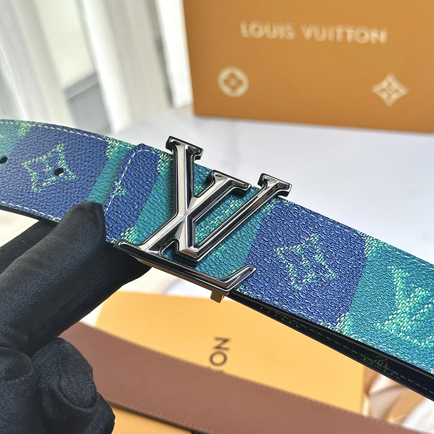 Louis Vuitton 40mm wide reversible men s leather belt - Detail view 4