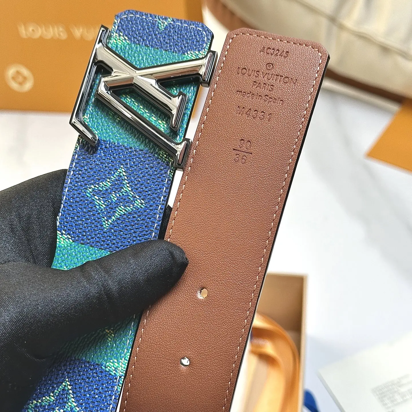 Louis Vuitton 40mm wide reversible men s leather belt - Detail view 6