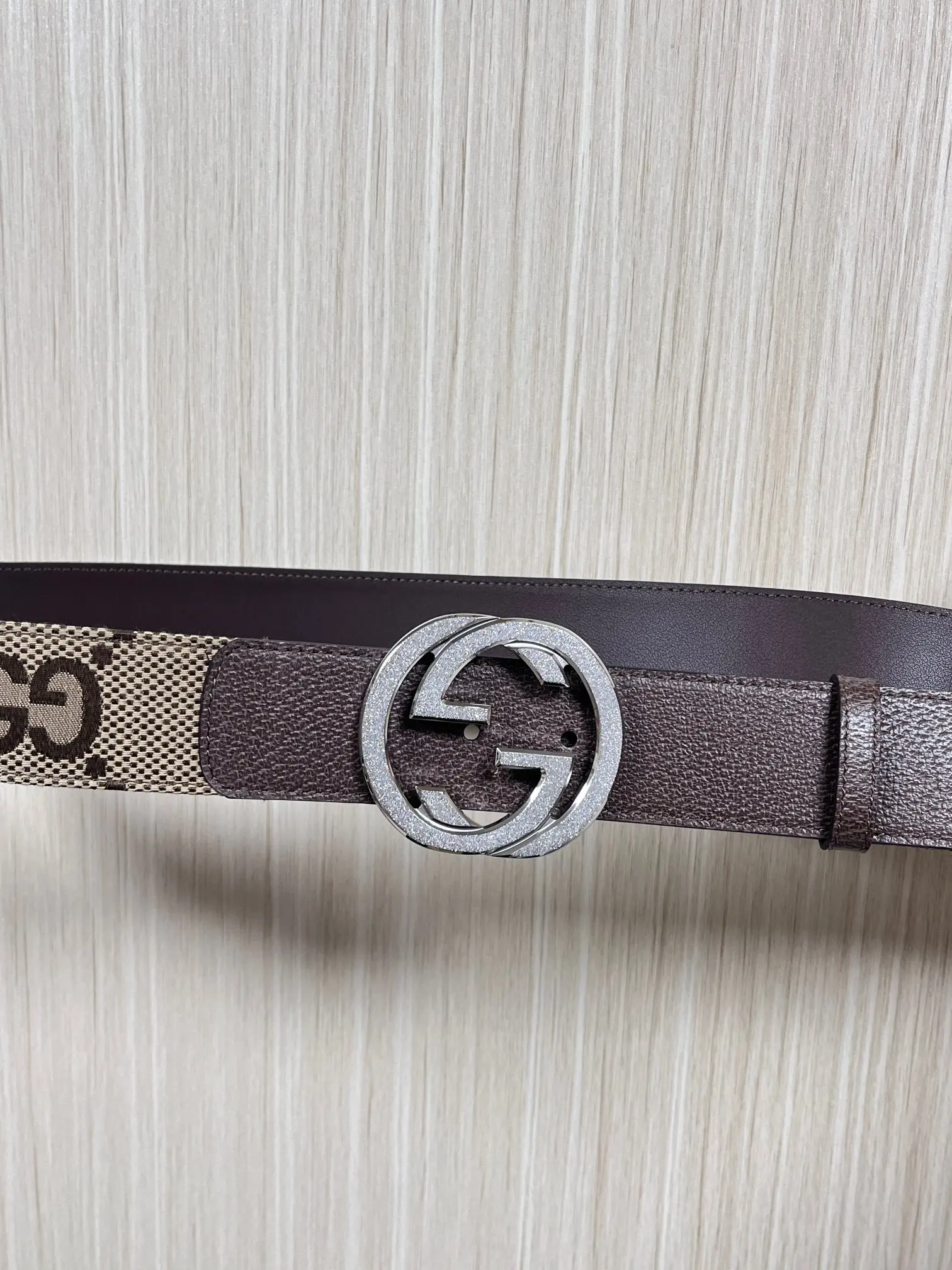 原单古奇皮带|高仿古奇皮带|精仿古奇皮带|一比一古奇皮带Gucci.古驰全套包装 配饰不断为经典注入新意 焕新演绎品牌典藏素 在这款腰带上 其独特的创意和革新 赋予整个造型以别致魅力 这款腰带以匠心打造 巧妙融入流行风格 时尚人士的衣着品位的必备品 皮带宽度 4.0cm