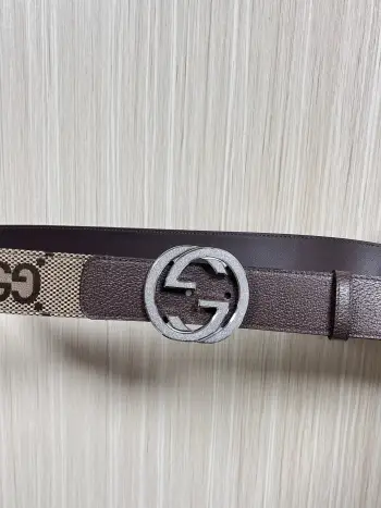 Gucci.古驰全套包装 配饰不断为经典注入新意 焕新演绎品牌典藏素 在这款腰带上 其独特的创意和革新 赋予整个造型以别致魅力 这款腰带以匠心打造 巧妙融入流行风格 时尚人士的衣着品位的必备品 皮带宽度 4.0cm