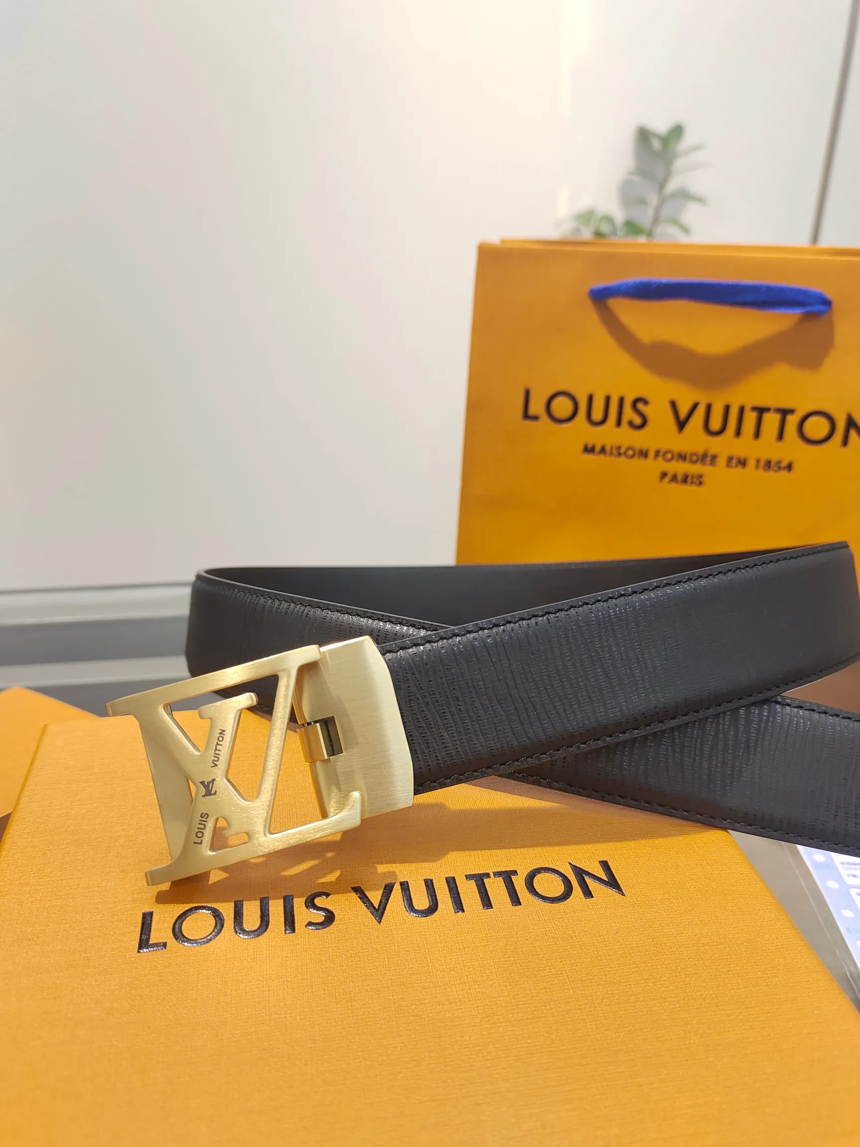 Louis Vuitton 35mm Width Men s Automatic Leather Belt, Automatic Smooth Buckle Waist Belt - Detail view 1