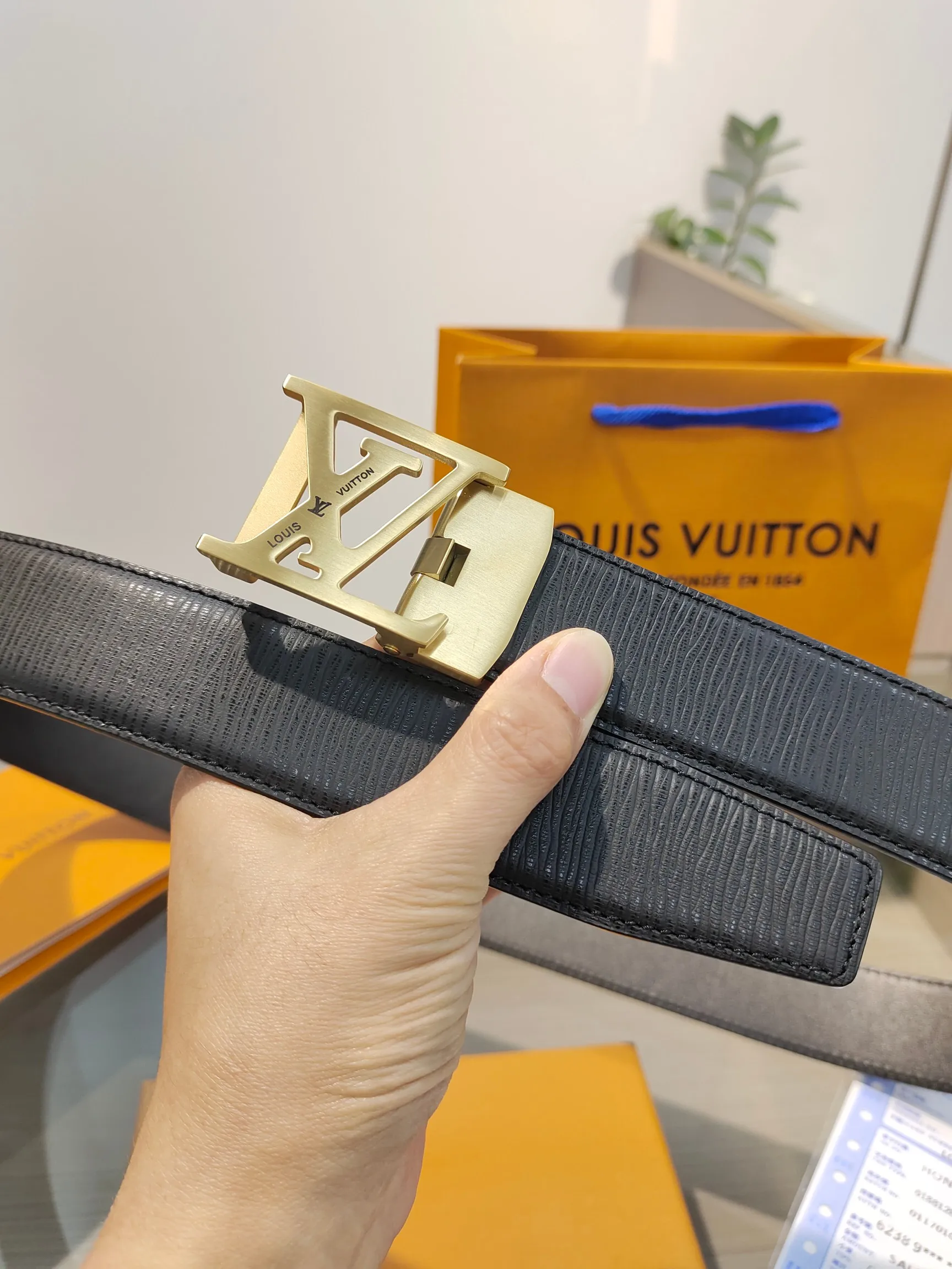 Louis Vuitton 35mm Width Men s Automatic Leather Belt, Automatic Smooth Buckle Waist Belt - Detail view 2