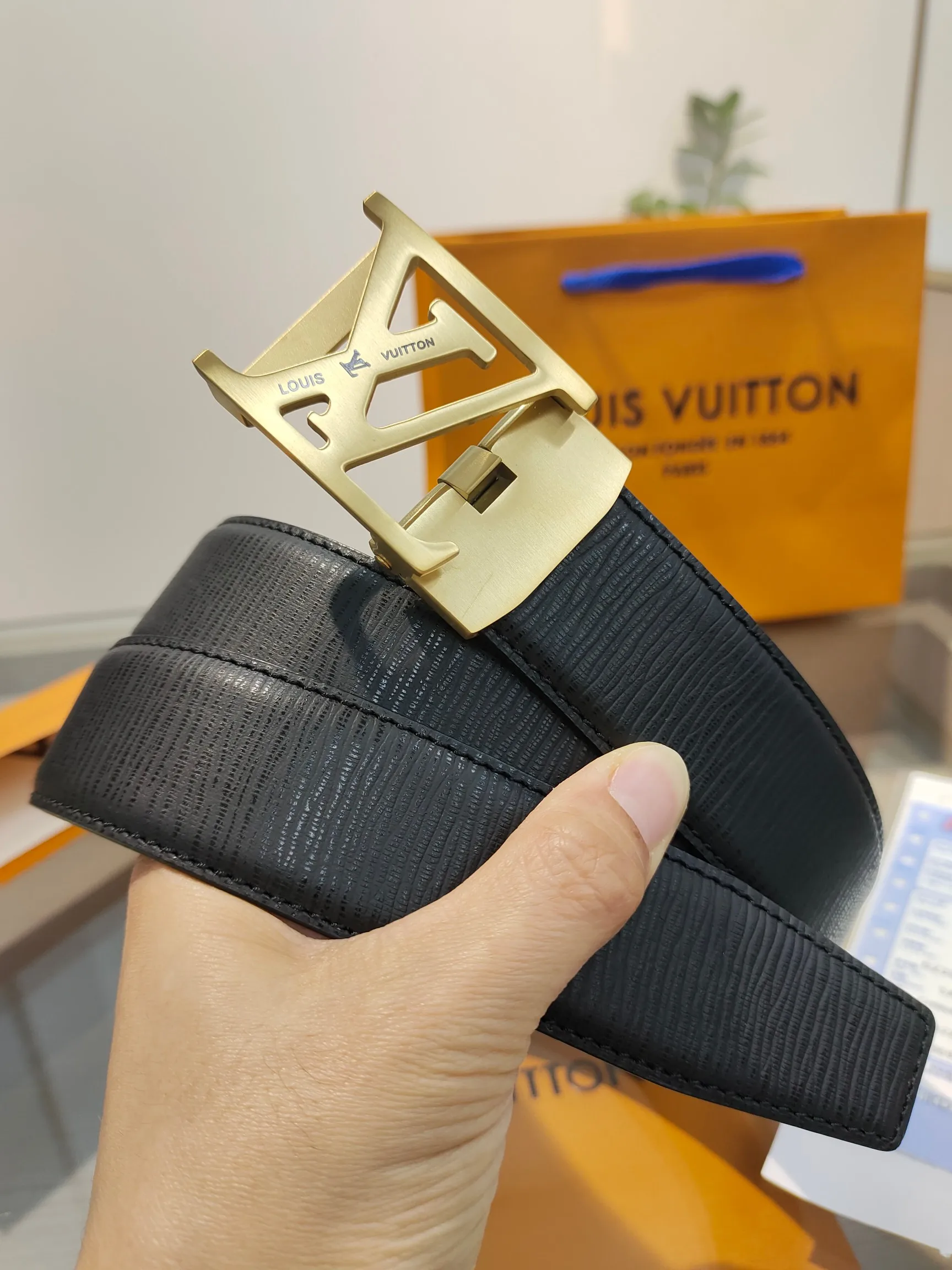 Louis Vuitton 35mm Width Men s Automatic Leather Belt, Automatic Smooth Buckle Waist Belt - Detail view 3