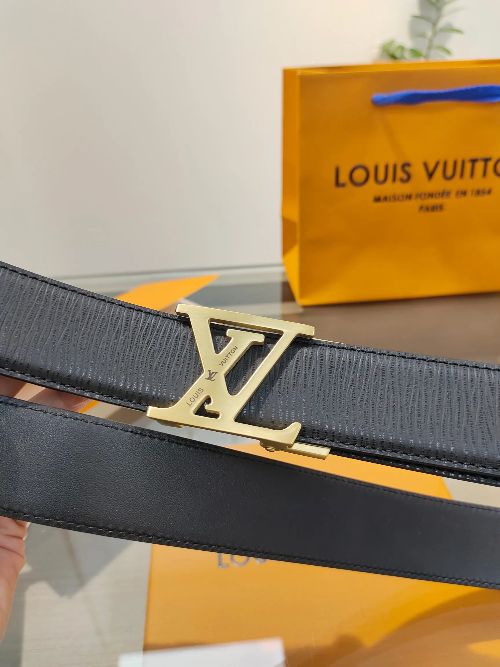 Louis Vuitton 35mm Width Men s Automatic Leather Belt, Automatic Smooth Buckle Waist Belt - Detail view 4