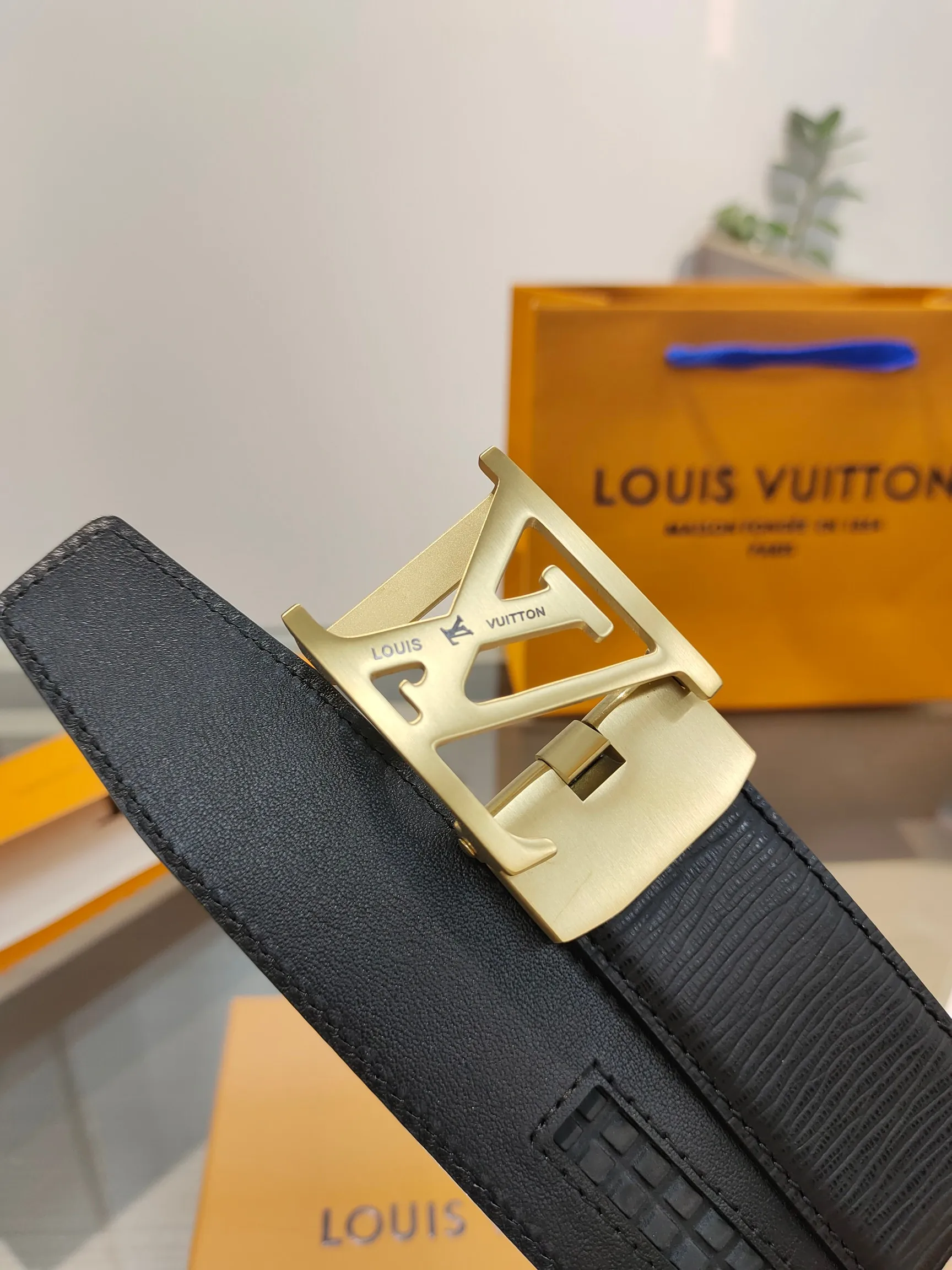 Louis Vuitton 35mm Width Men s Automatic Leather Belt, Automatic Smooth Buckle Waist Belt - Detail view 6