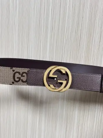 Gucci.古驰全套包装 配饰不断为经典注入新意 焕新演绎品牌典藏素 在这款腰带上 其独特的创意和革新 赋予整个造型以别致魅力 这款腰带以匠心打造 巧妙融入流行风格 时尚人士的衣着品位的必备品 皮带宽度 4.0cm