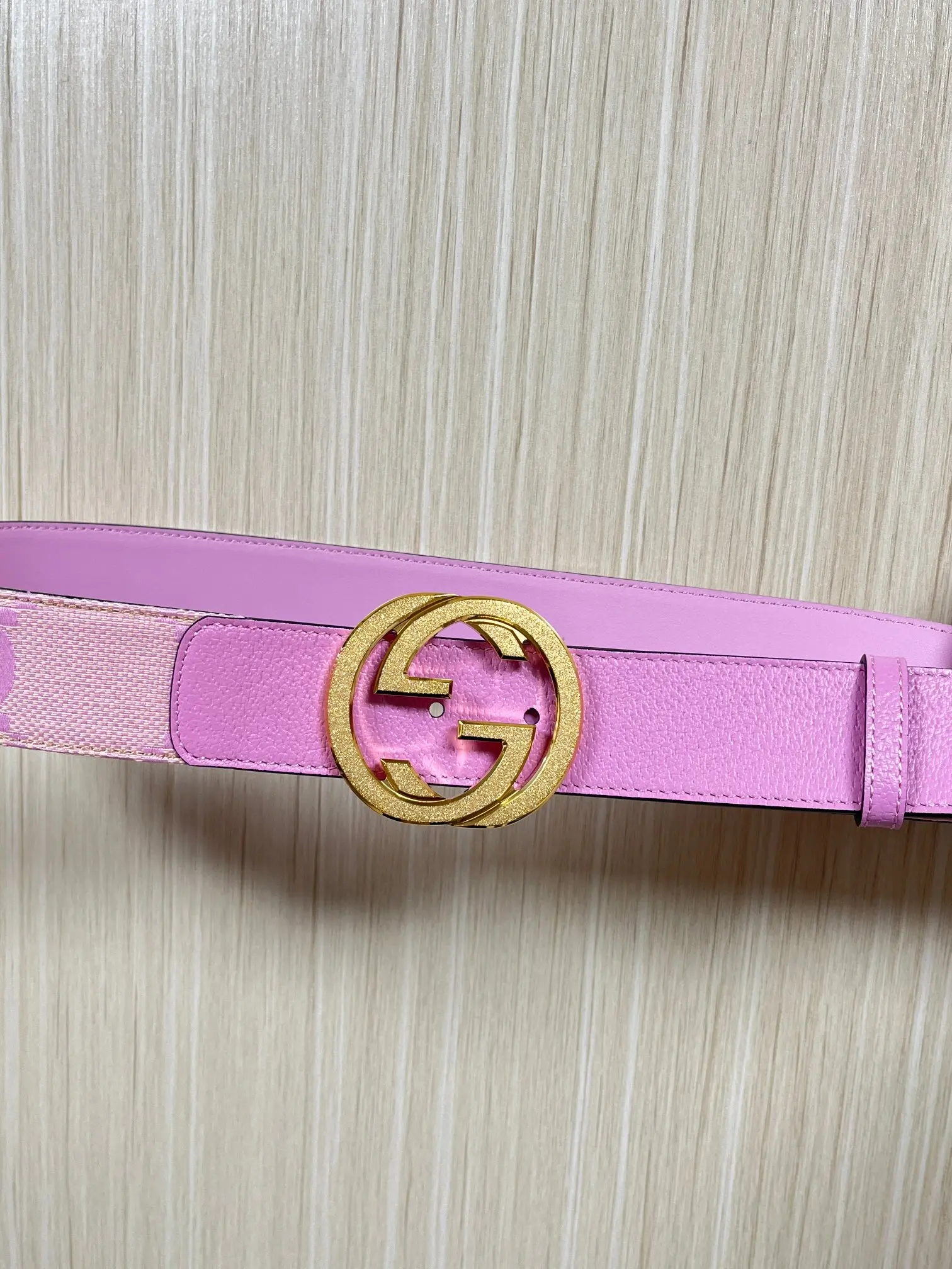 原单古奇皮带|高仿古奇皮带|精仿古奇皮带|一比一古奇皮带Gucci.古驰全套包装 配饰不断为经典注入新意 焕新演绎品牌典藏素 在这款腰带上 其独特的创意和革新 赋予整个造型以别致魅力 这款腰带以匠心打造 巧妙融入流行风格 时尚人士的衣着品位的必备品 皮带宽度 4.0cm