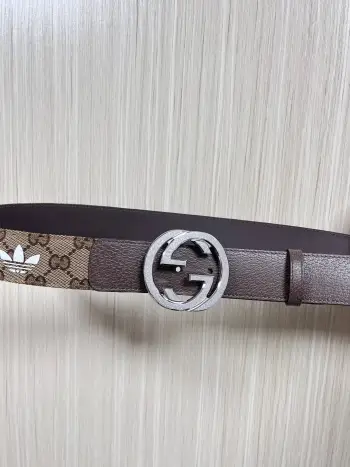 Gucci.古驰全套包装 配饰不断为经典注入新意 焕新演绎品牌典藏素 在这款腰带上 其独特的创意和革新 赋予整个造型以别致魅力 这款腰带以匠心打造 巧妙融入流行风格 时尚人士的衣着品位的必备品 皮带宽度 4.0cm