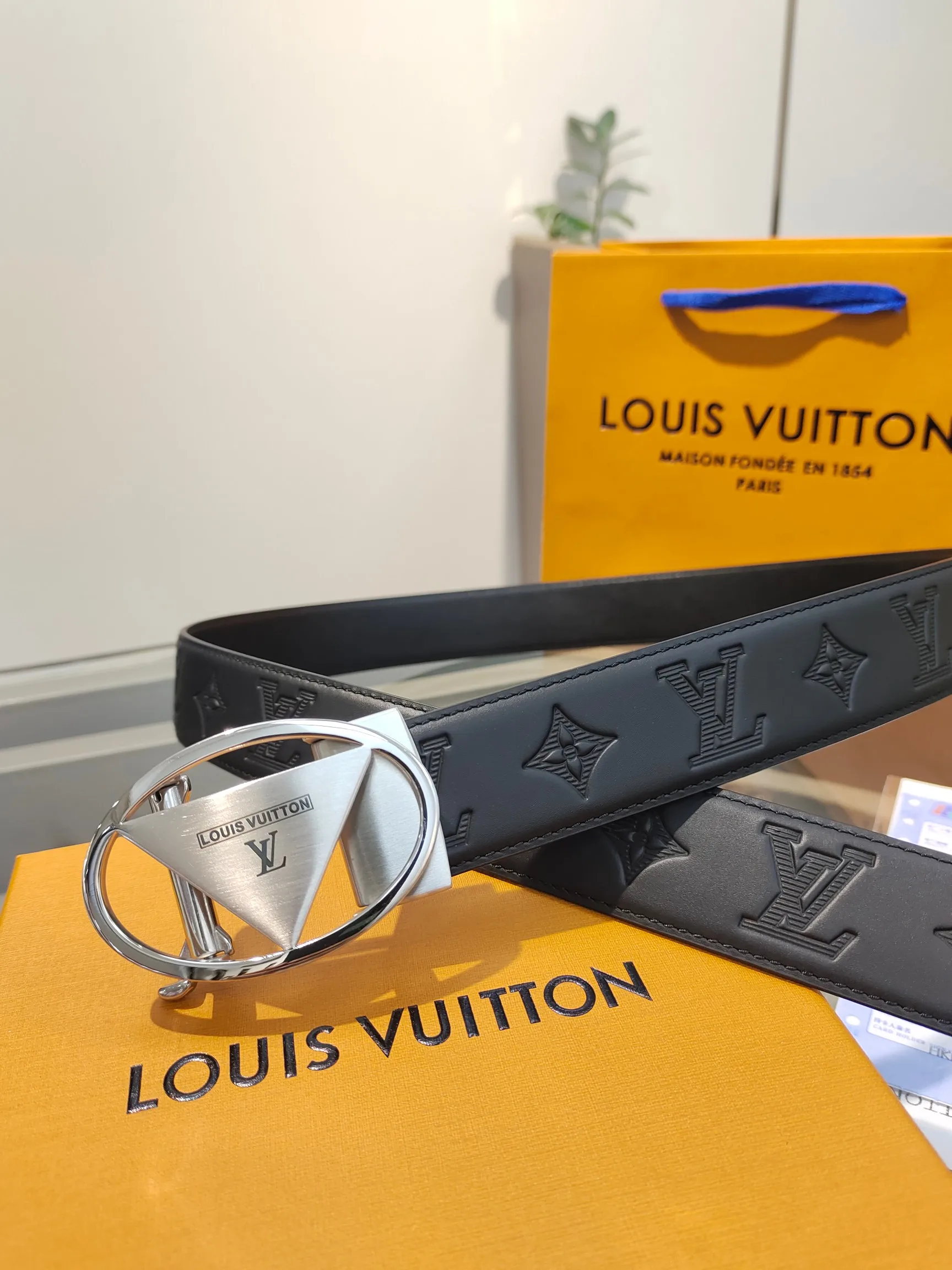 Louis Vuitton 35mm Width Men s Automatic Leather Belt, Automatic Smooth Buckle Waist Belt - Detail view 1