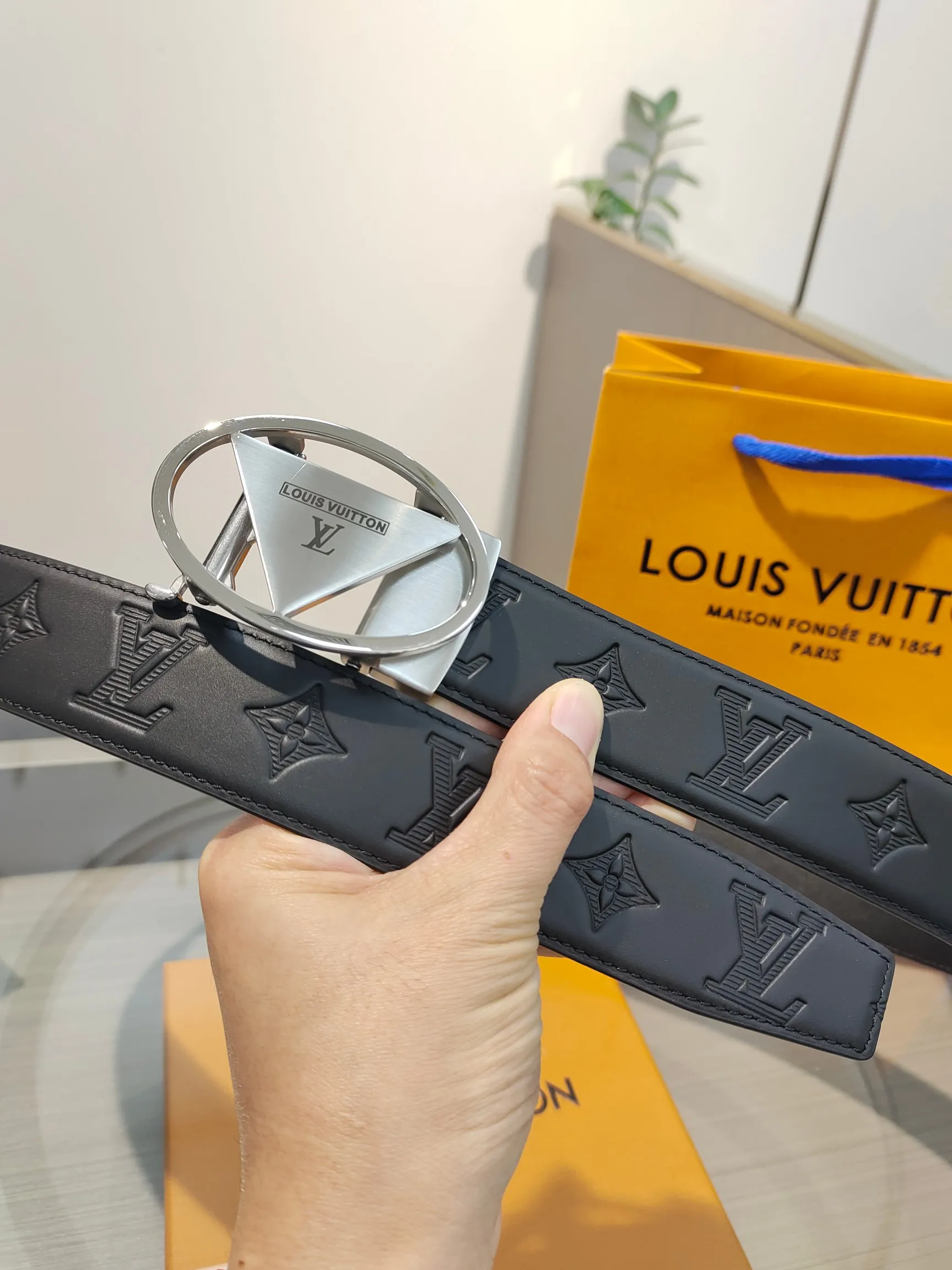 Louis Vuitton 35mm Width Men s Automatic Leather Belt, Automatic Smooth Buckle Waist Belt - Detail view 2