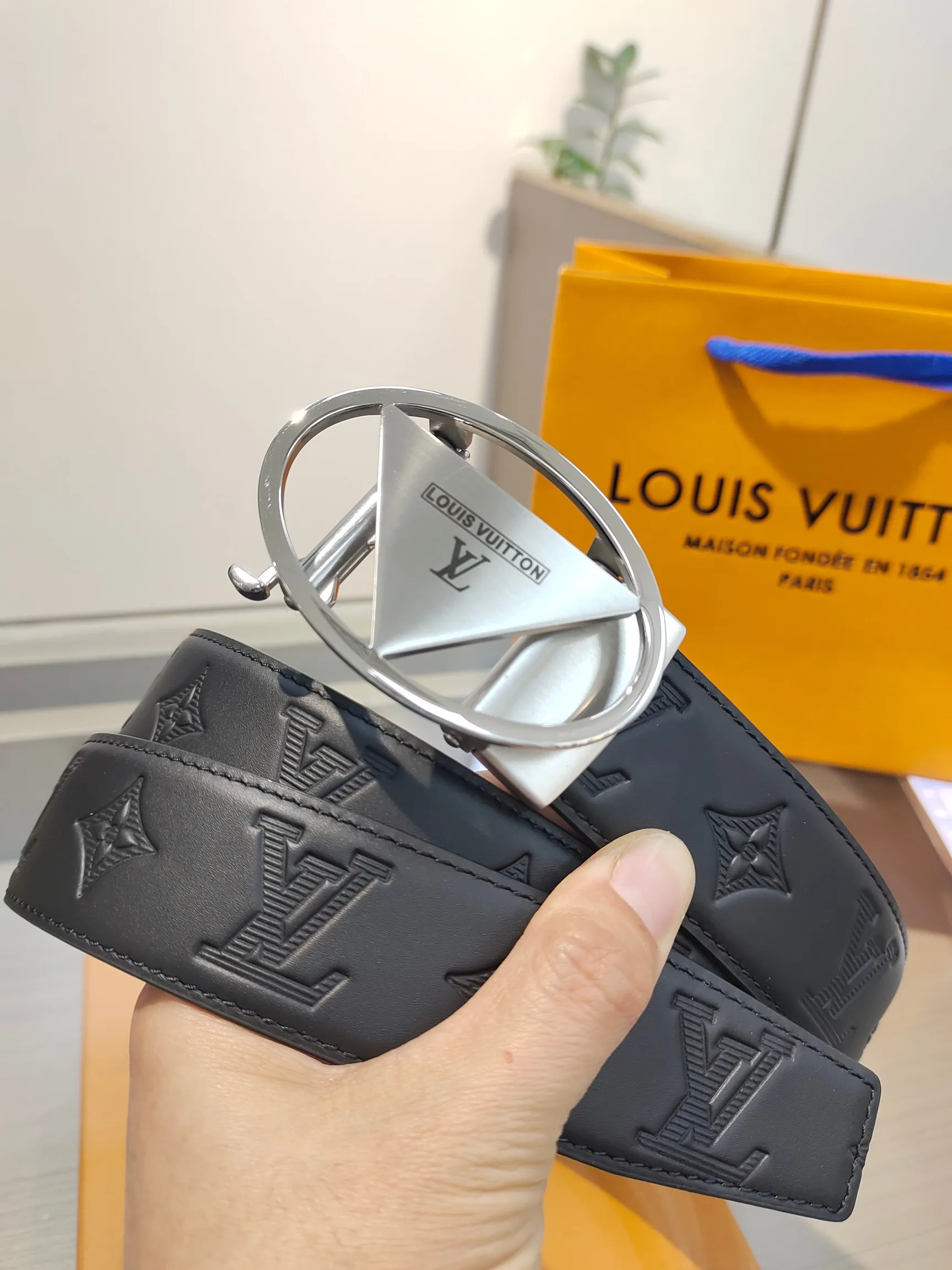 Louis Vuitton 35mm Width Men s Automatic Leather Belt, Automatic Smooth Buckle Waist Belt - Detail view 3