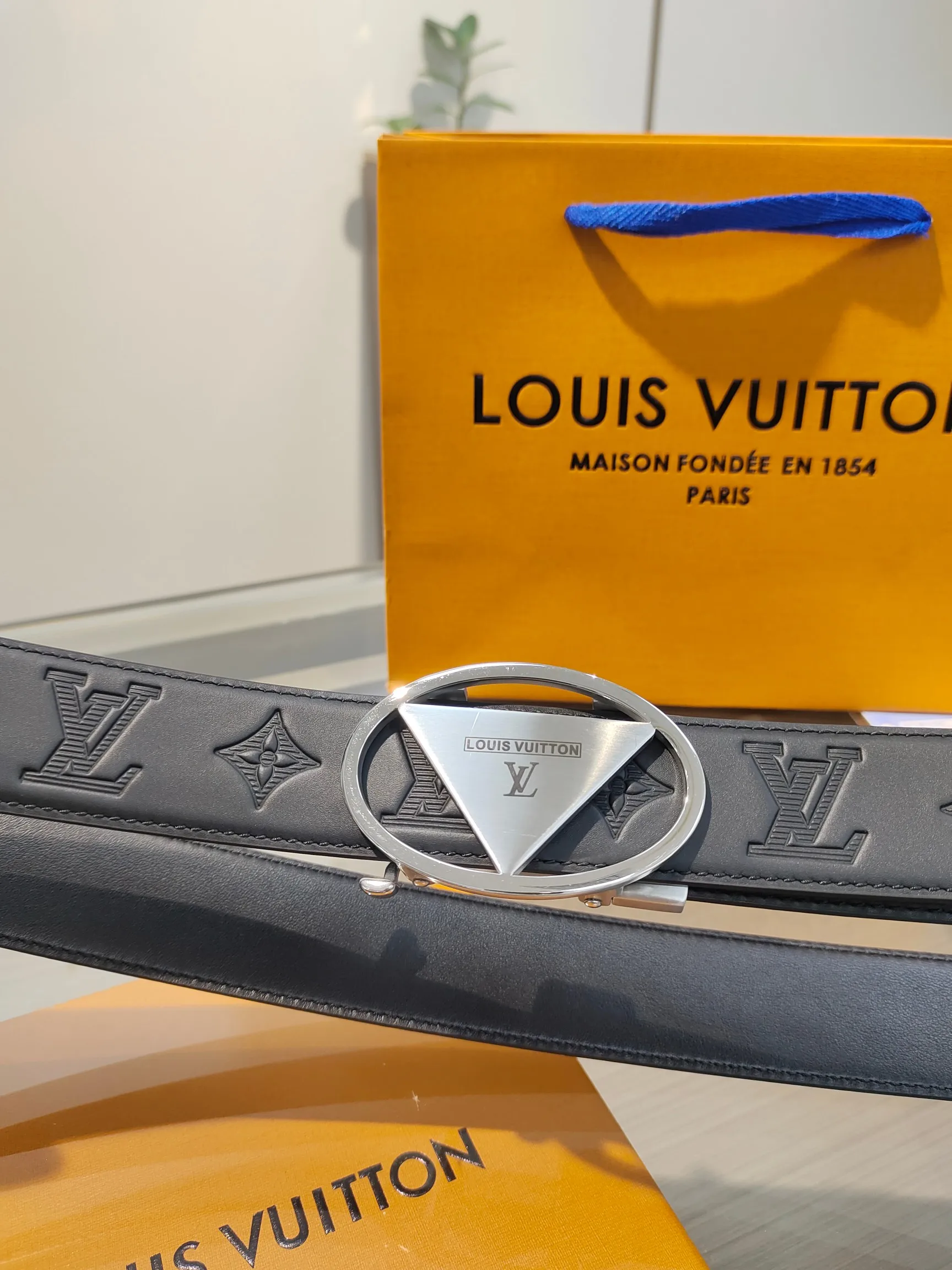 Louis Vuitton 35mm Width Men s Automatic Leather Belt, Automatic Smooth Buckle Waist Belt - Detail view 4