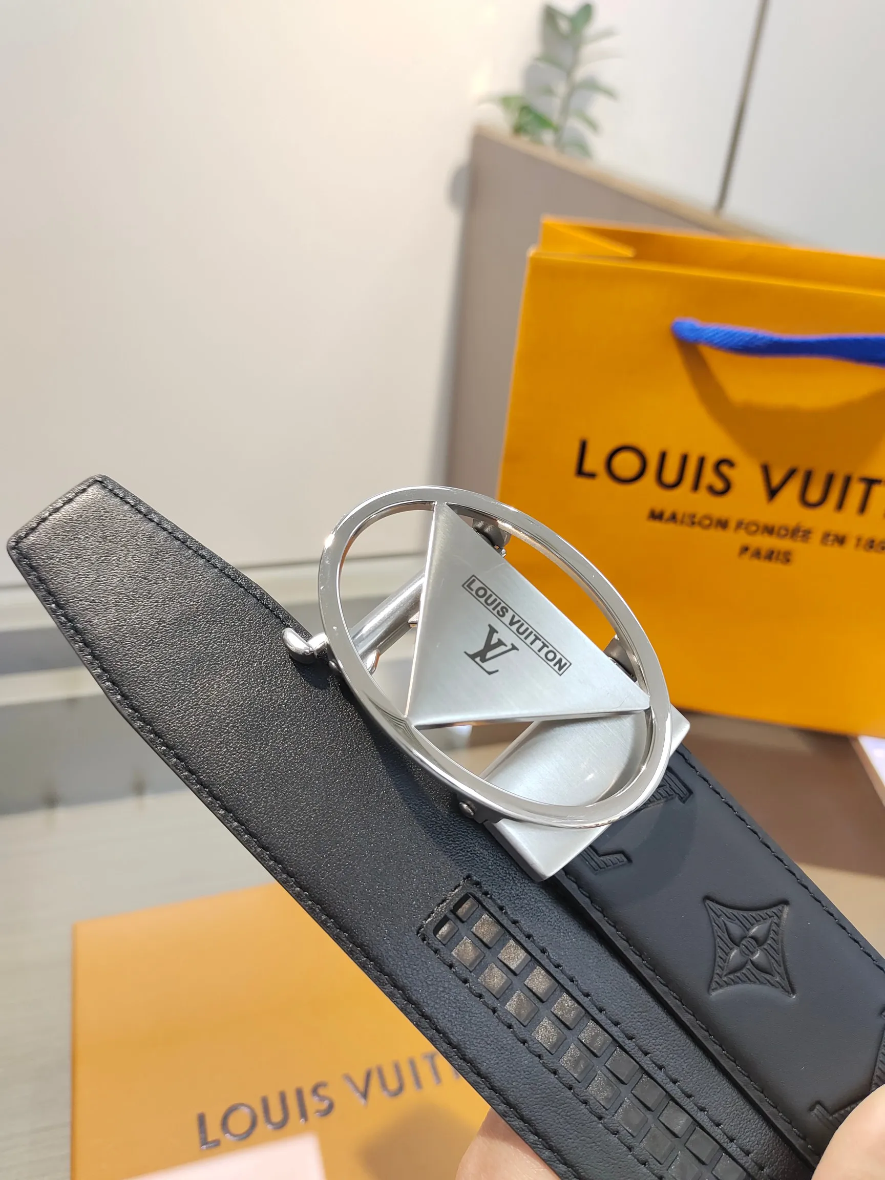 Louis Vuitton 35mm Width Men s Automatic Leather Belt, Automatic Smooth Buckle Waist Belt - Detail view 5