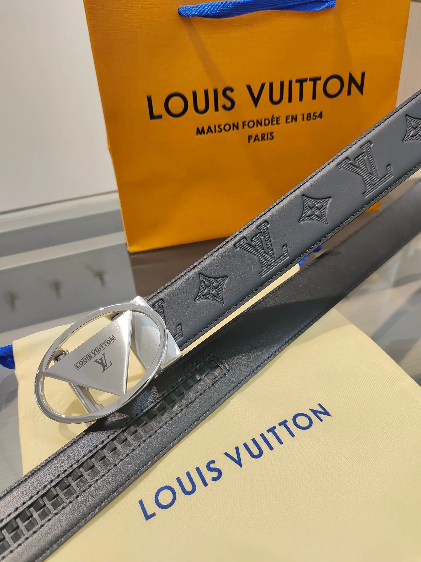 Louis Vuitton 35mm Width Men s Automatic Leather Belt, Automatic Smooth Buckle Waist Belt - Detail view 6