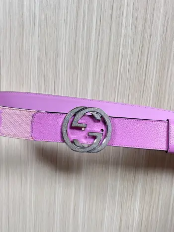 Gucci.古驰全套包装 配饰不断为经典注入新意 焕新演绎品牌典藏素 在这款腰带上 其独特的创意和革新 赋予整个造型以别致魅力 这款腰带以匠心打造 巧妙融入流行风格 时尚人士的衣着品位的必备品 皮带宽度 4.0cm