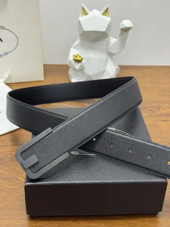 普拉达.PRADA 全套包装 4.0cm 平纹纹理牛皮品质 每个细节都体现出至高的品味和格调 整体造型增添优雅韵味 低调奢华的典范 优雅迷人气息 精致的手工艺制作 