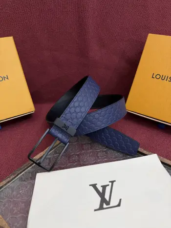 LV 腰带出自 2025新款压字母Monogram 花卉 展现西部牛仔的灵感启发 宽度3.5cm双重缝线穿梭于皮革内外两侧 成就多种造型可能 