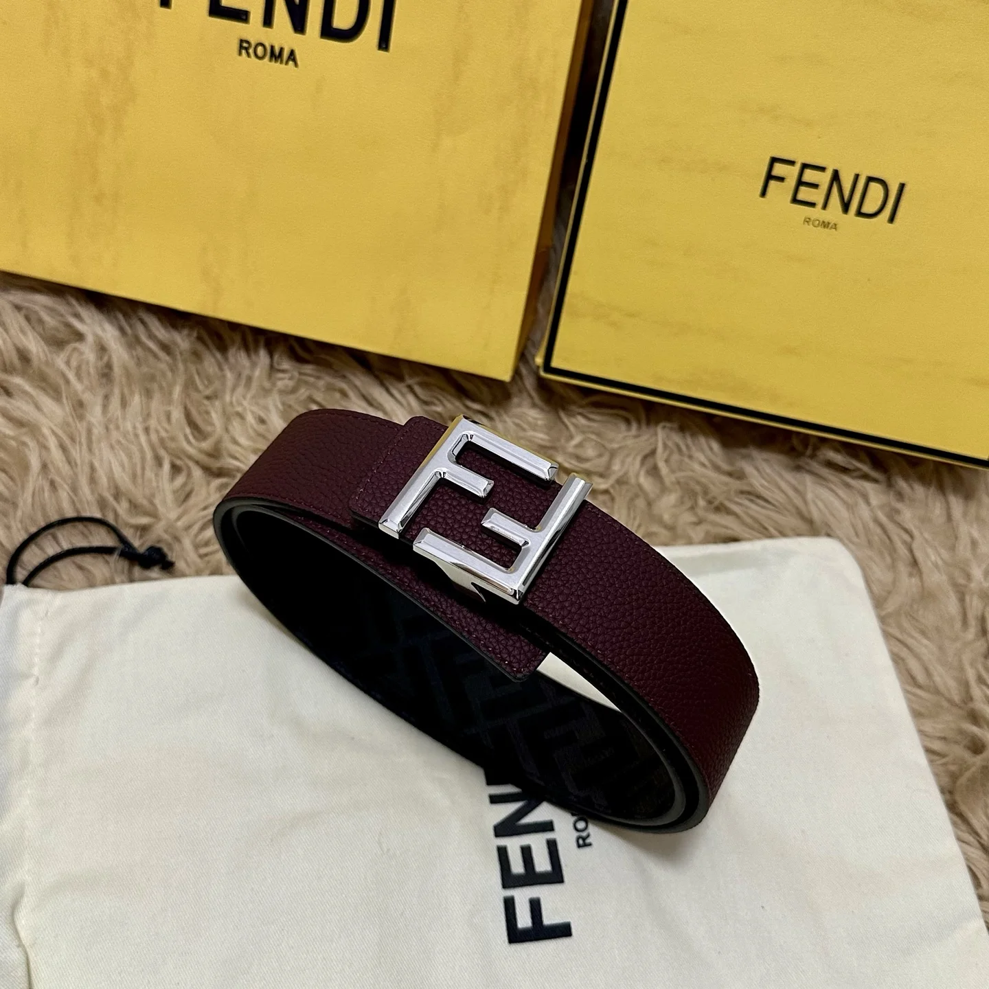 原单芬迪皮带|高仿芬迪皮带|精仿芬迪皮带|一比一芬迪皮带FENDI 芬迪 全套包装 专柜同款 宽4.0CM 双环正反用腰带 FF按钉搭扣 黑色Cuoio Romano皮革材质 反面面料带有烟草黄和黑色FF图案 四方金属饰面 时尚经典 百搭款