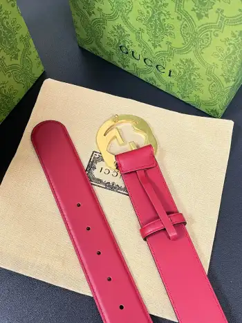 Gucci.古驰全套包装 配饰不断为经典注入新意 焕新演绎品牌典藏素 在这款腰带上 其独特的创意和革新 赋予整个造型以别致魅力 这款腰带以匠心打造 巧妙融入流行风格 时尚人士的衣着品位的必备品 皮带宽度 4.0cm