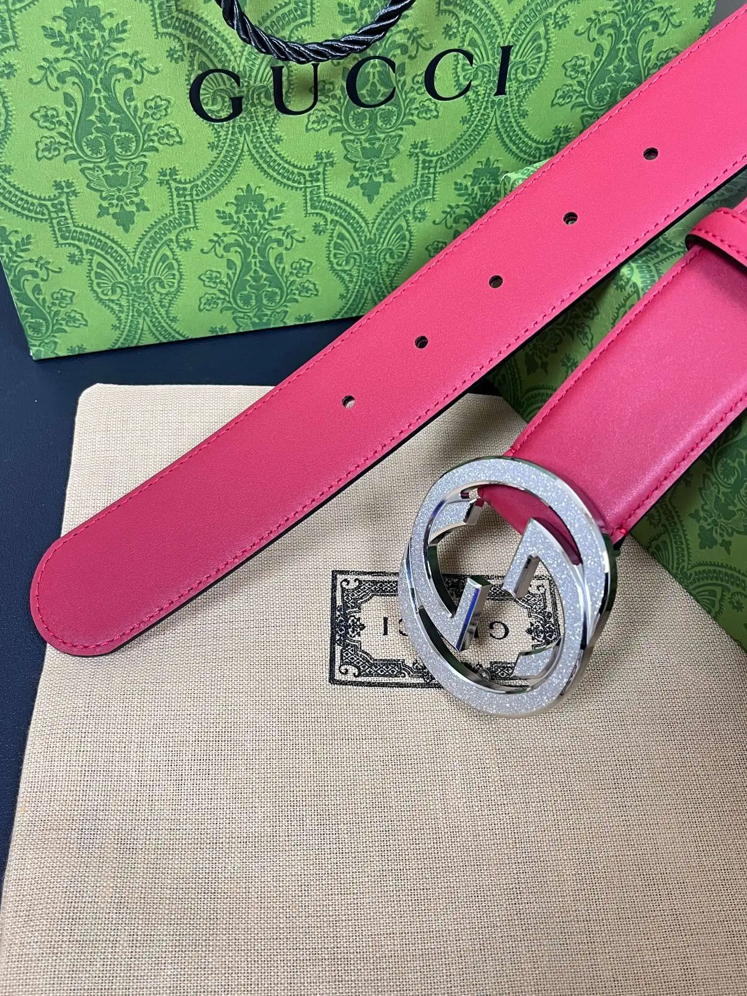 原单古奇皮带|高仿古奇皮带|精仿古奇皮带|一比一古奇皮带Gucci.古驰全套包装 配饰不断为经典注入新意 焕新演绎品牌典藏素 在这款腰带上 其独特的创意和革新 赋予整个造型以别致魅力 这款腰带以匠心打造 巧妙融入流行风格 时尚人士的衣着品位的必备品 皮带宽度 4.0cm