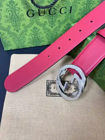 Gucci.古驰全套包装 配饰不断为经典注入新意 焕新演绎品牌典藏素 在这款腰带上 其独特的创意和革新 赋予整个造型以别致魅力 这款腰带以匠心打造 巧妙融入流行风格 时尚人士的衣着品位的必备品 皮带宽度 4.0cm